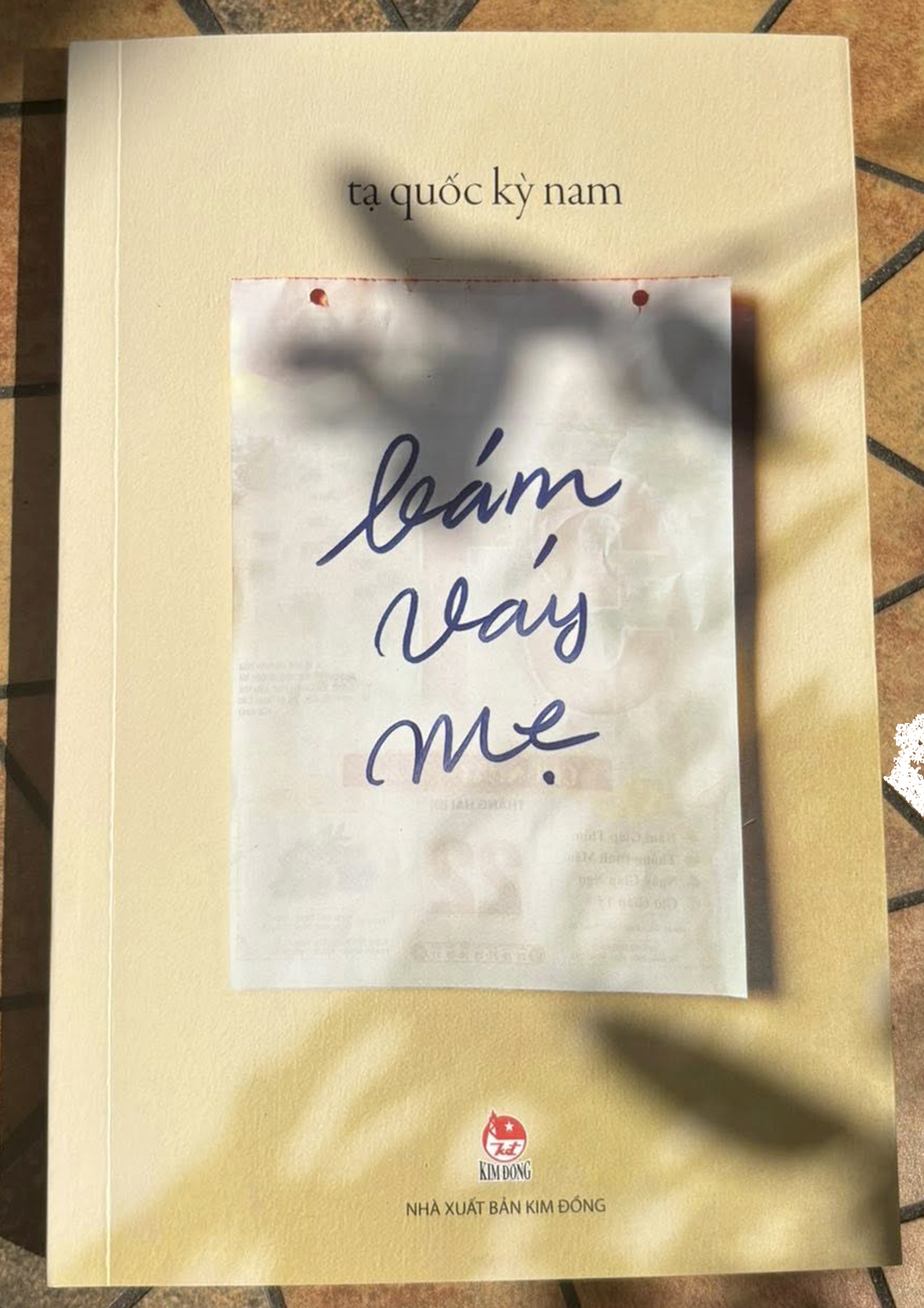 Bám váy mẹ - Ảnh 1.