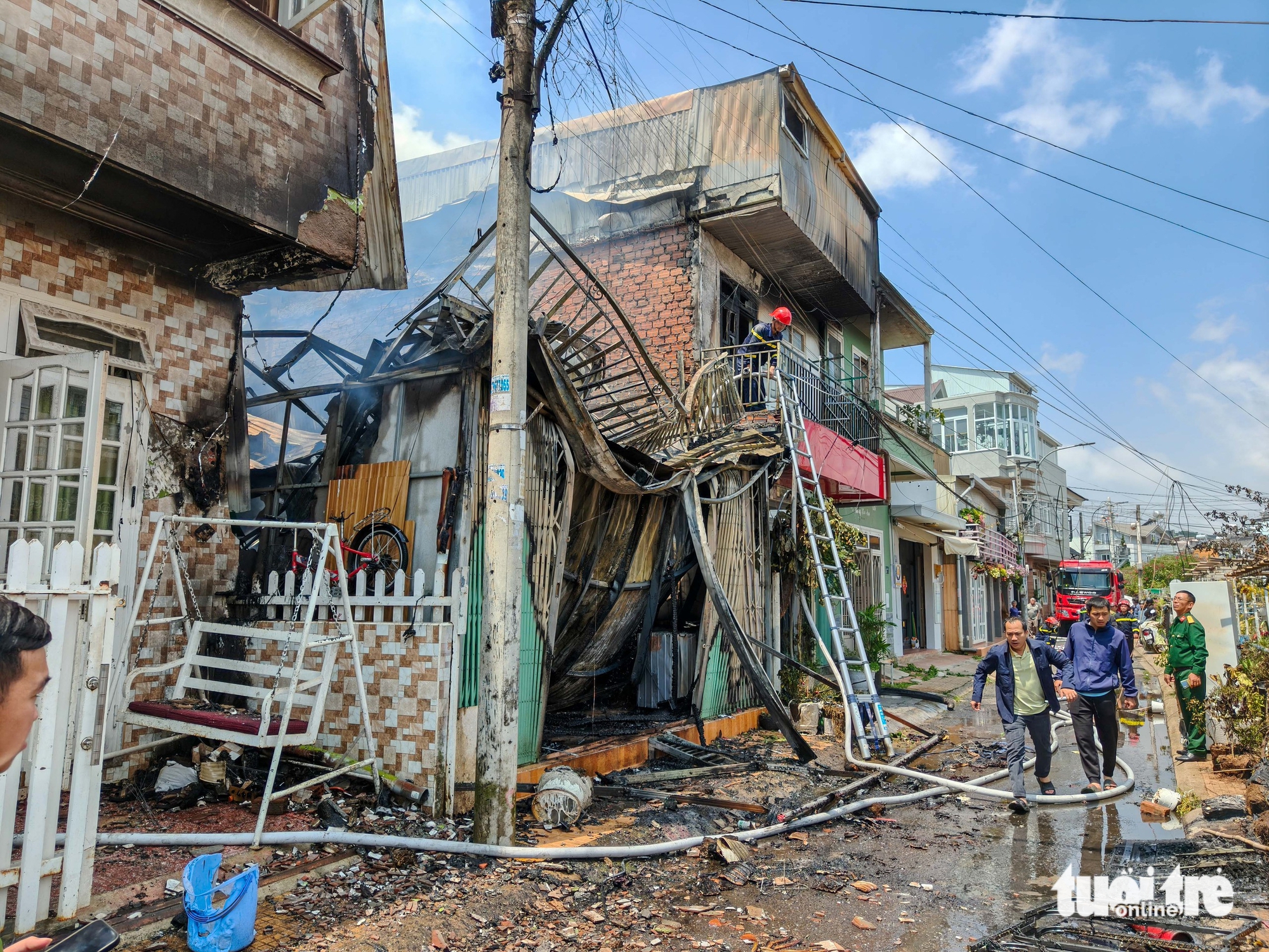 Cháy nhà khu Ba Toa Đà Lạt, các lực lượng vất vả dập lửa - Ảnh 1.