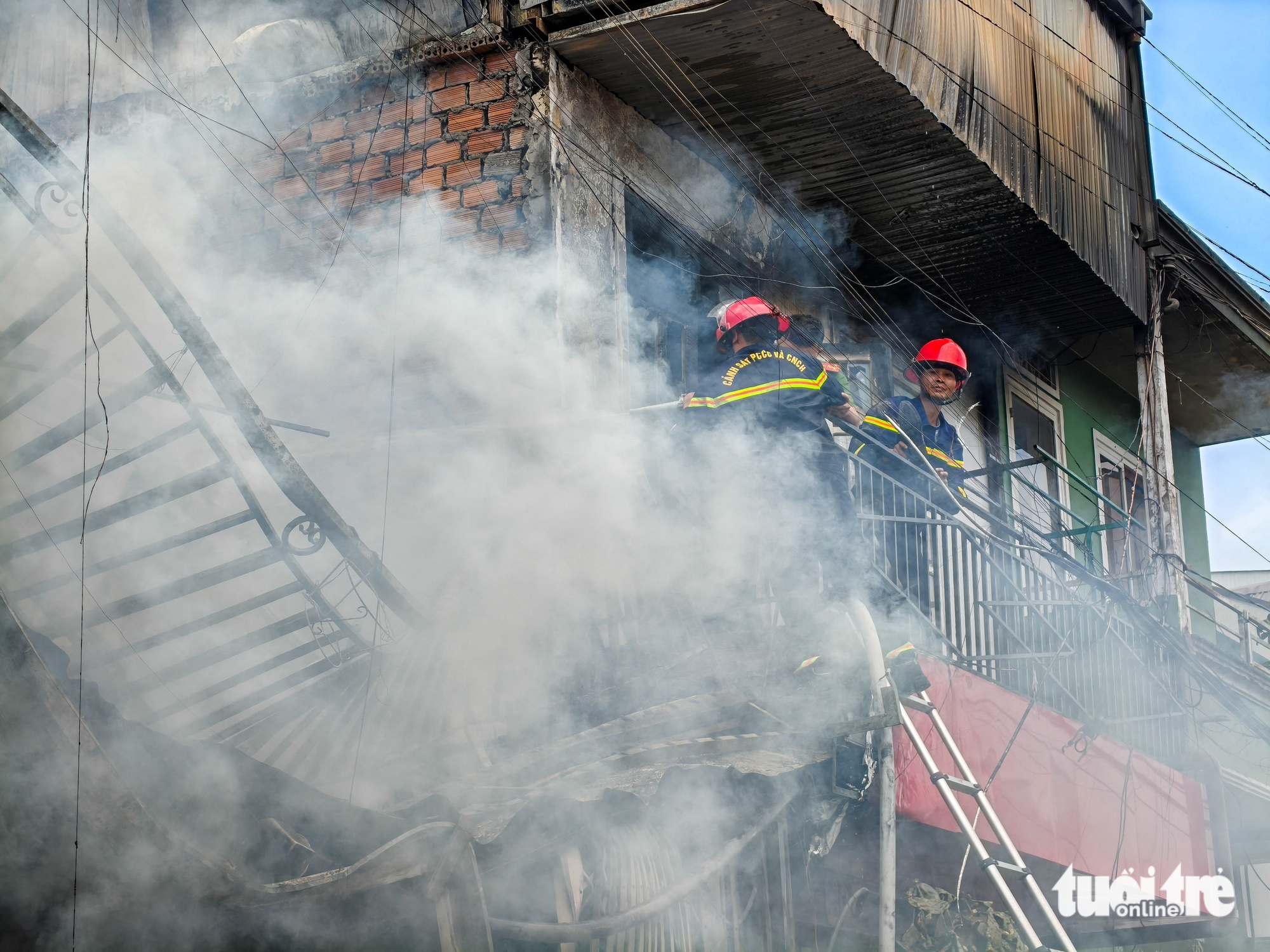 Cháy nhà khu Ba Toa Đà Lạt, các lực lượng vất vả dập lửa - Ảnh 2.