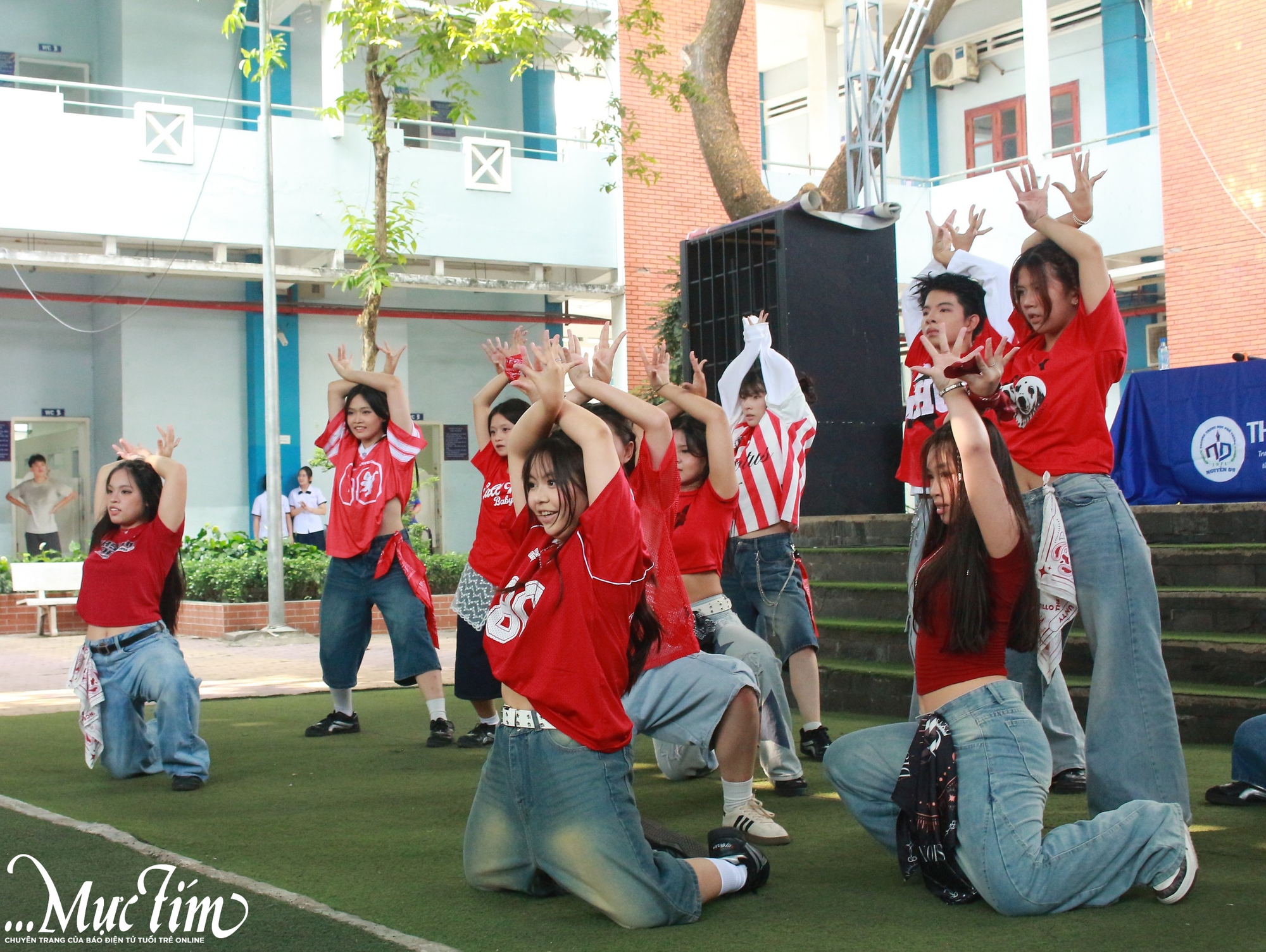 Học sinh lớp 9 thích thú tham gia tiết học trải nghiệm tại Trường THPT Nguyễn Du- Ảnh 5.