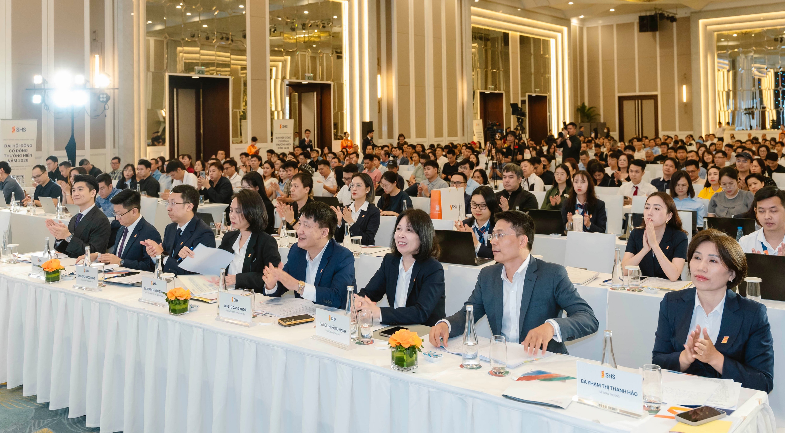 Nghịch lý: Doanh nghiệp làm ăn tốt, cổ phiếu vẫn 'cắm đầu' - Ảnh 1.