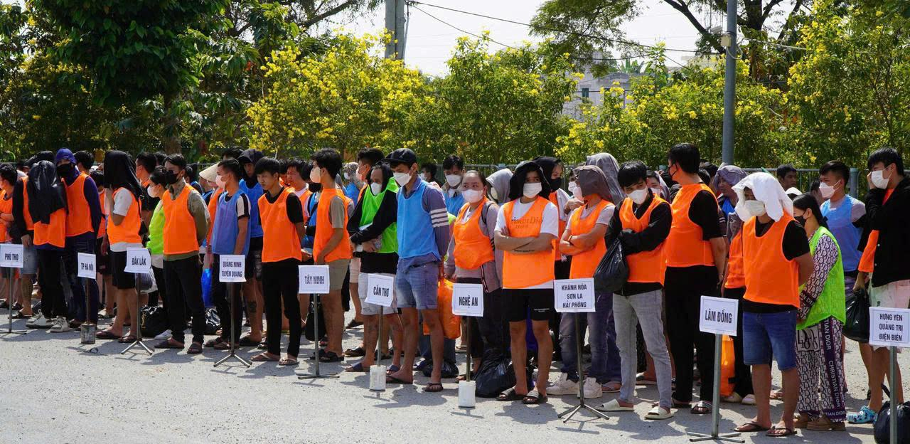 Tiếp nhận 12 công dân Đắk Lắk trở về từ Campuchia, điều tra đường dây 'việc nhẹ, lương cao' - Ảnh 1.