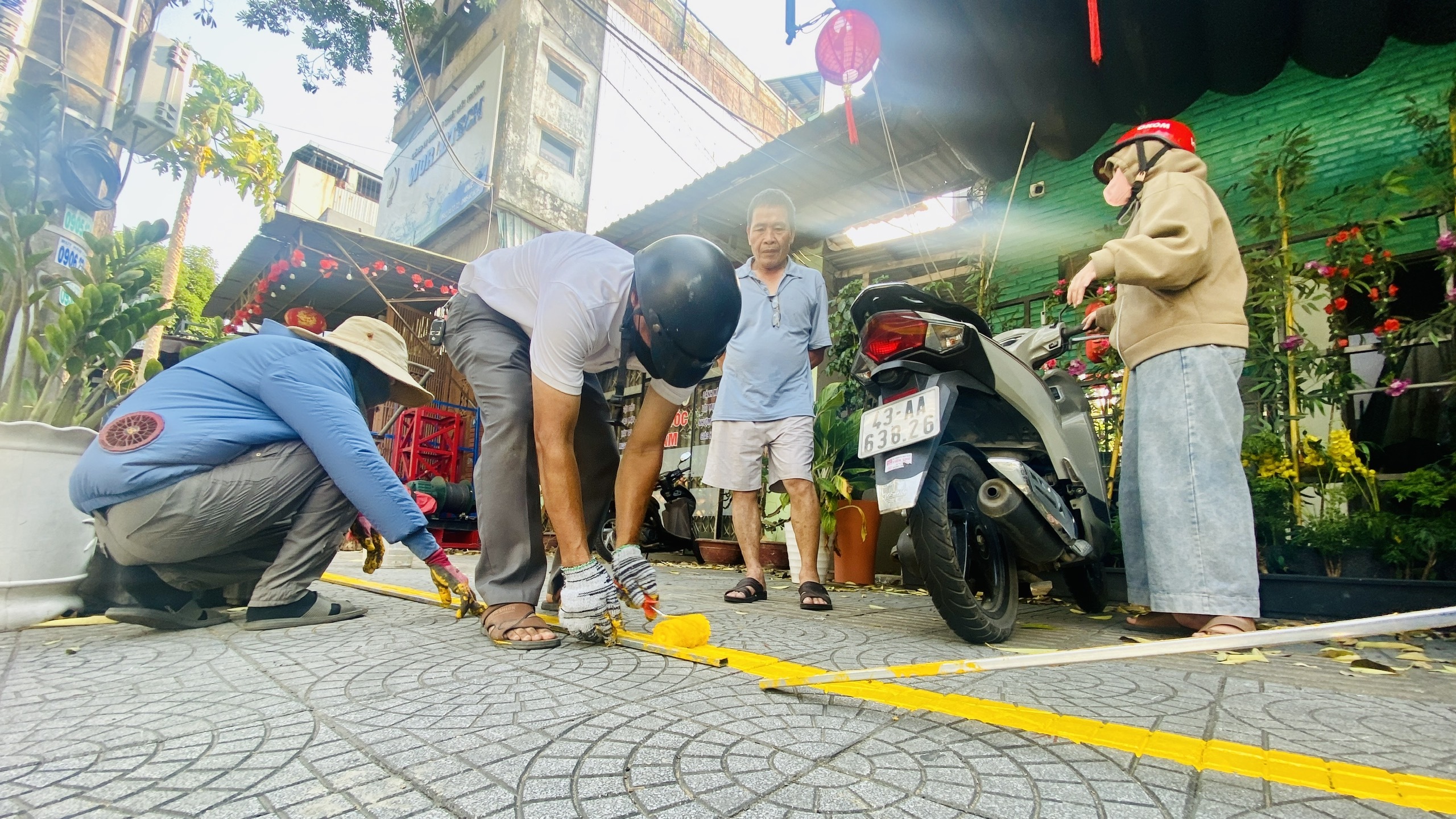 Da Nang’s crackdown on sidewalk encroachment sees little change in suburban areas - Ảnh 5.
