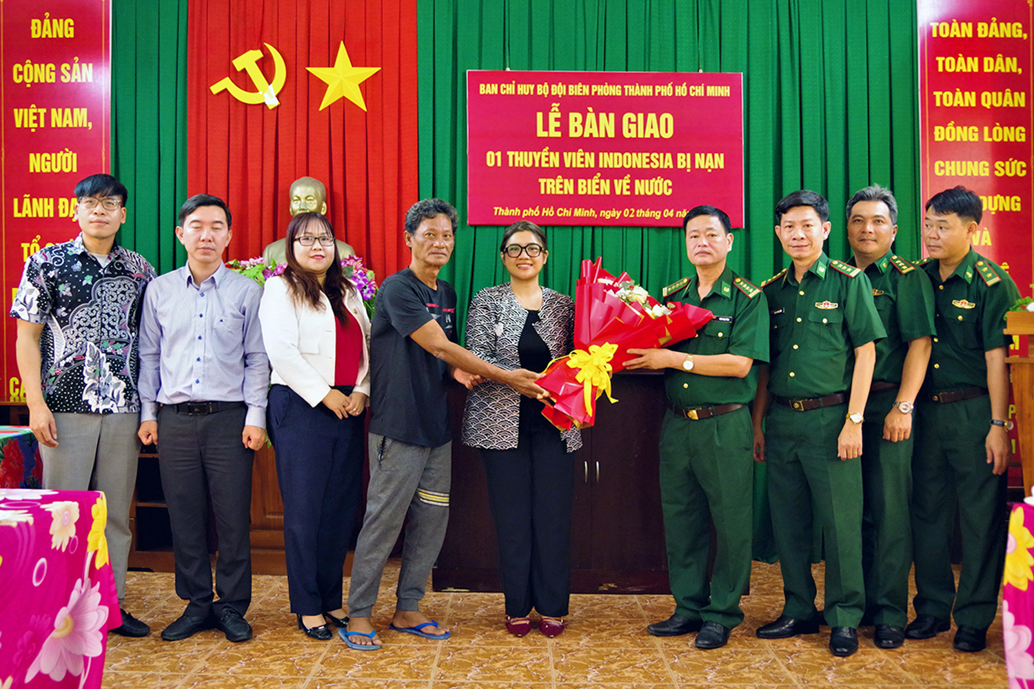 Bàn giao thuyền viên bị trôi dạt trên biển cho Tổng lãnh sự quán Indonesia - Ảnh 1.