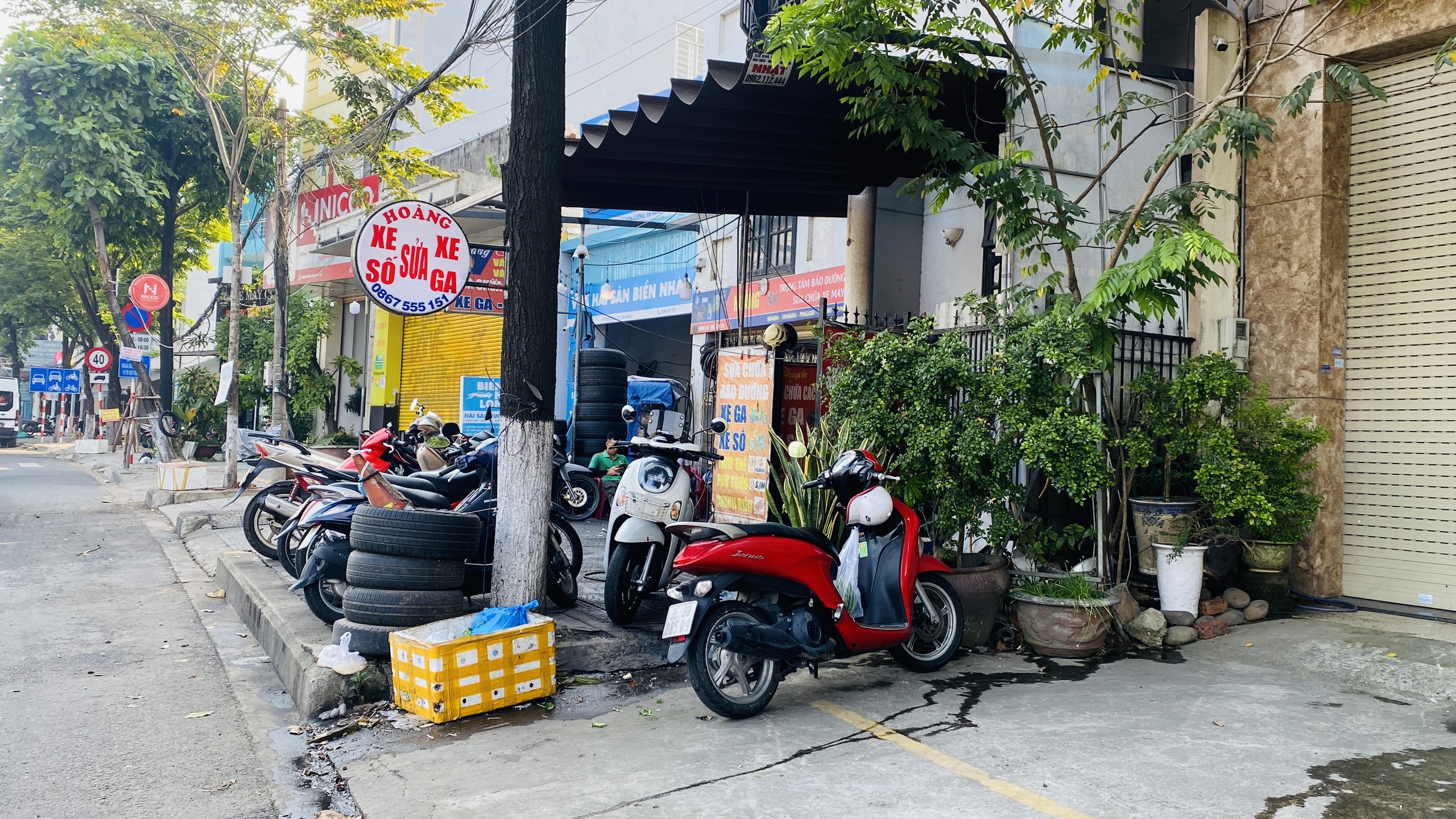 Da Nang’s crackdown on sidewalk encroachment sees little change in suburban areas - Ảnh 4.