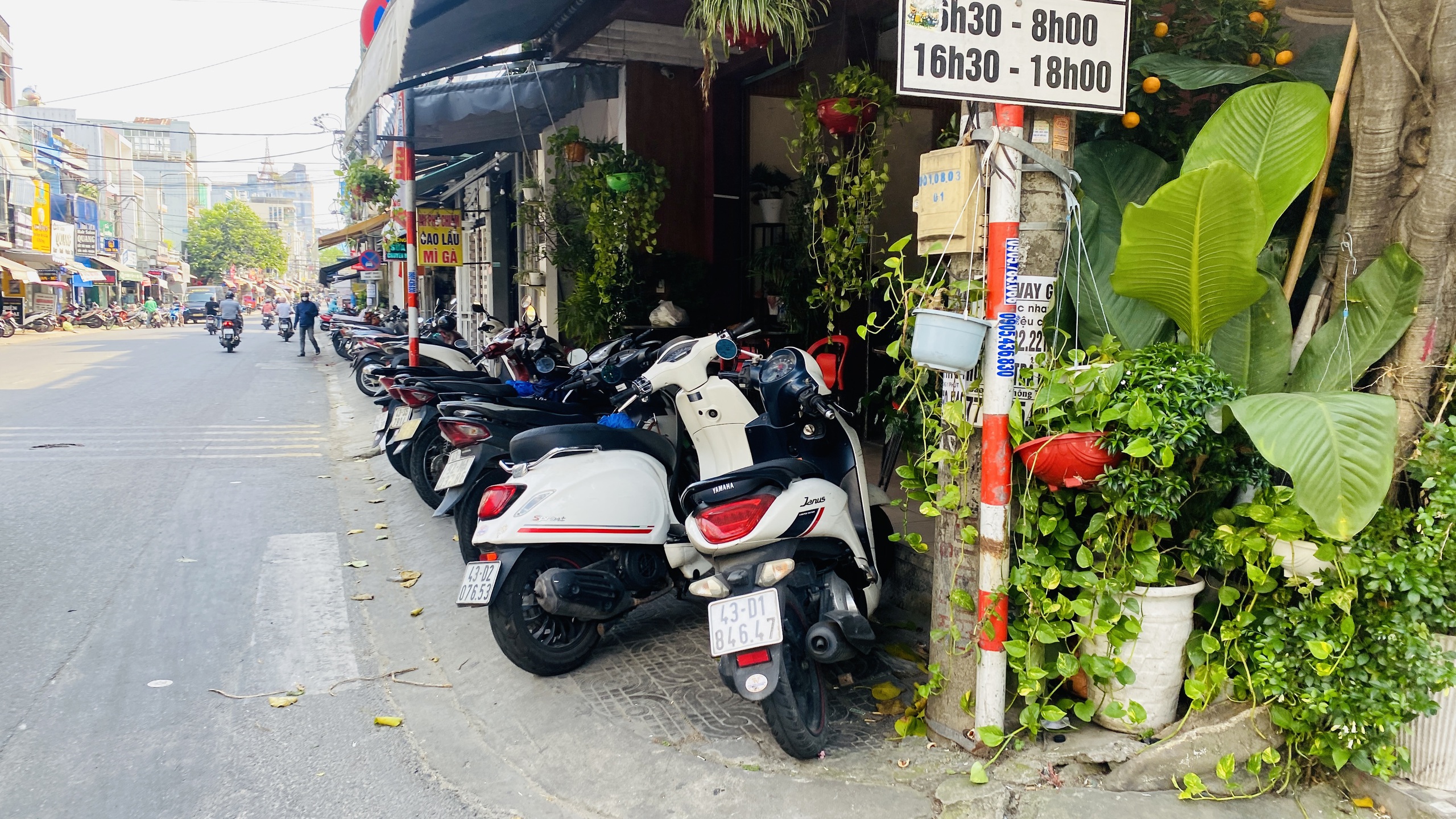 Da Nang’s crackdown on sidewalk encroachment sees little change in suburban areas - Ảnh 3.