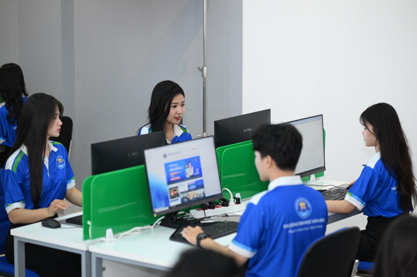 Xét học bạ, thêm cơ hội nhận học bổng cho thí sinh 2K8 - Ảnh 1.