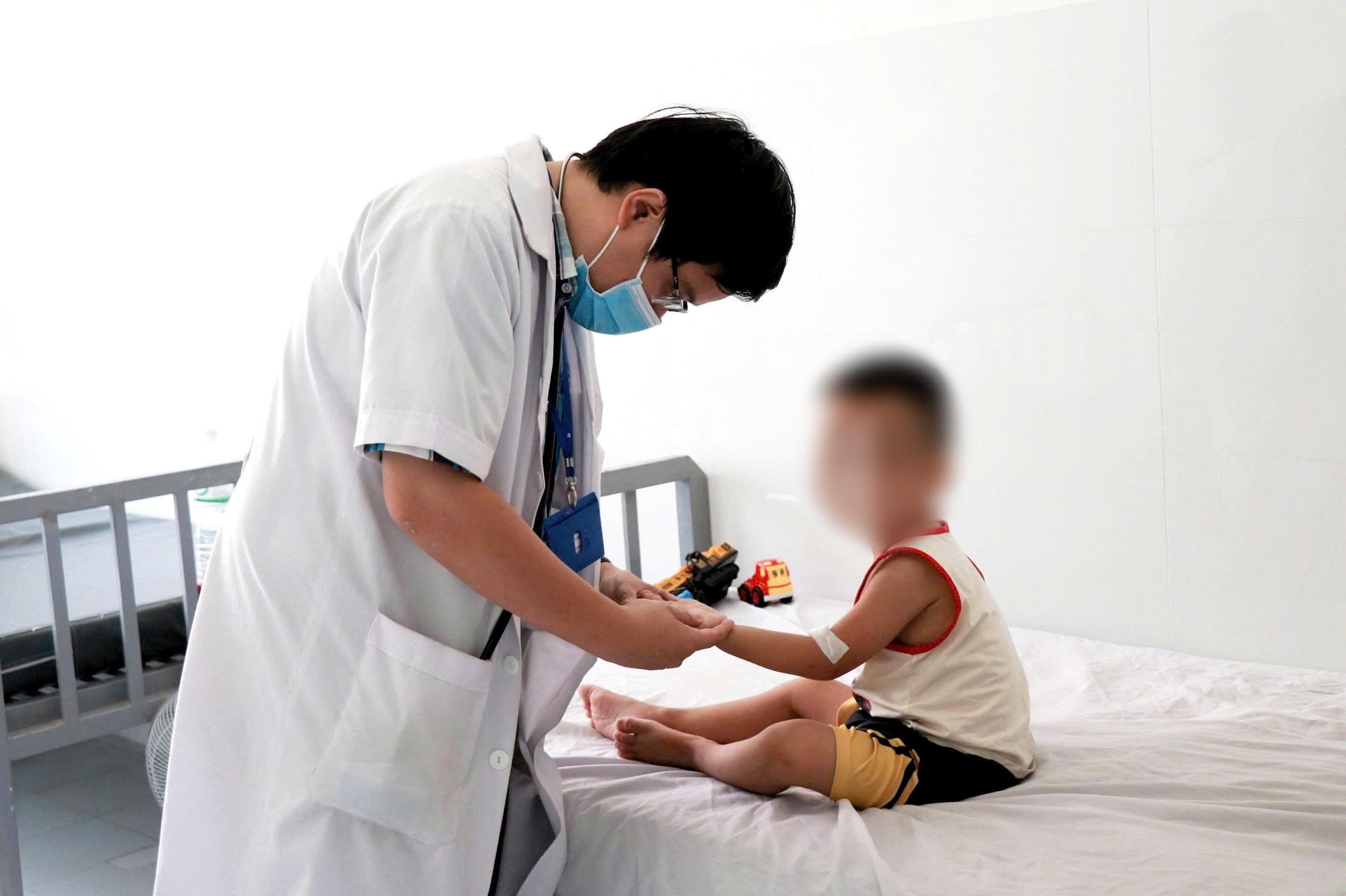 Số ca mắc tay chân miệng tại Khánh Hòa tăng gấp 4 lần, bước vào chu kỳ bùng phát - Ảnh 1.
