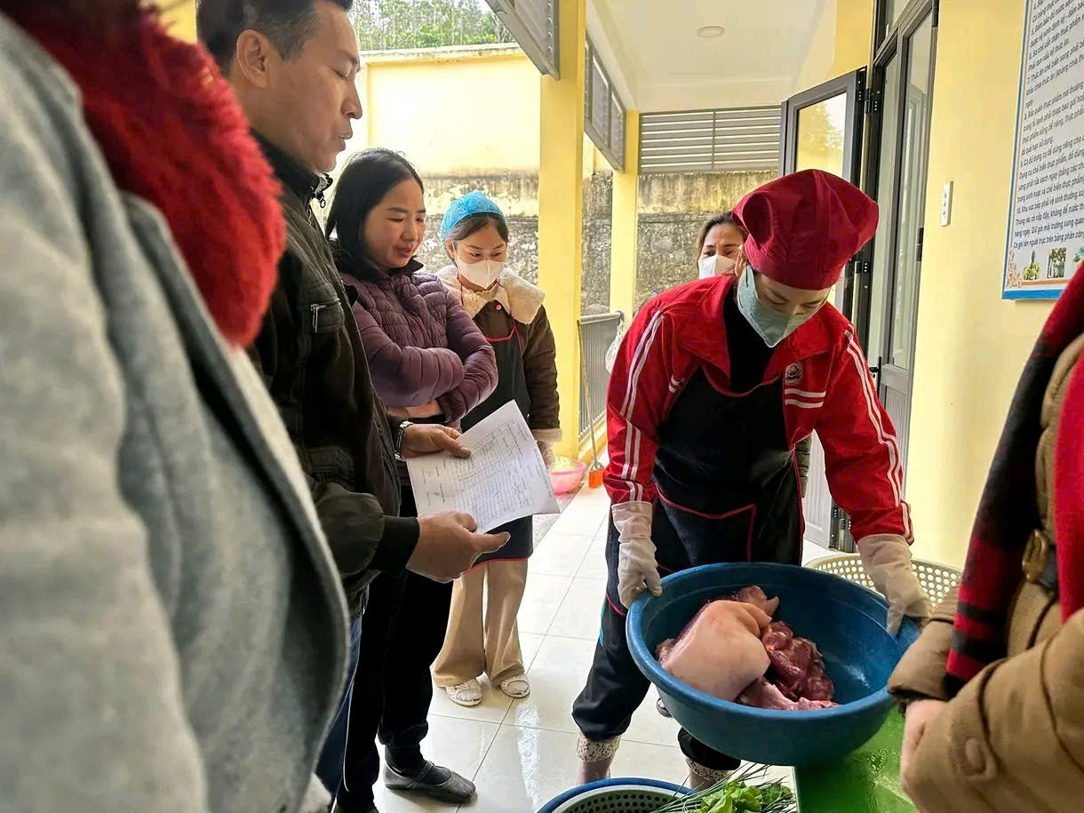 Vietnam’s Thai Nguyen Province probes suspected contaminated pork served at kindergarten - Ảnh 1.