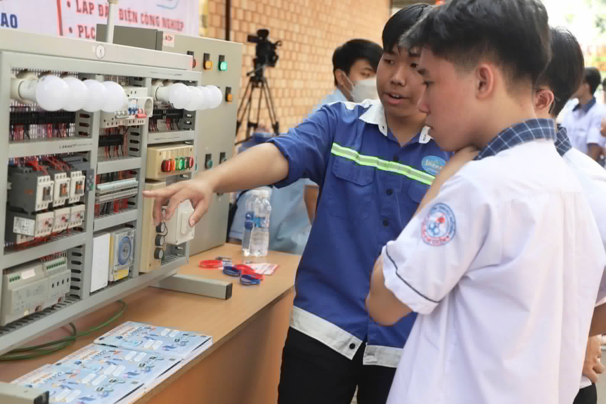 Cao Đẳng - Nghề Nghiệp: Con Đường Sự Nghiệp Vững Chắc, Khai Phá Tiềm Năng Vượt Trội