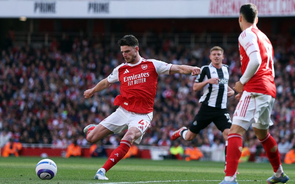 Arsenal được đánh giá cao hơn Man City trong cuộc đua vô địch giải Ngoại hạng Anh- Ảnh 2.