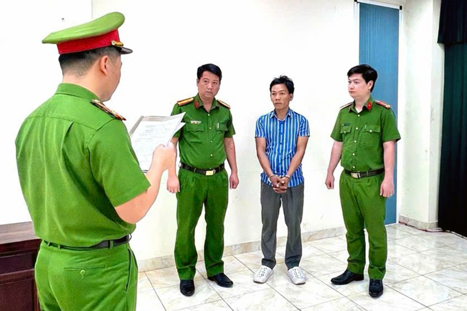 Vietnam police arrest suspect over illegal dumping of 500 tonnes of waste - Ảnh 1.