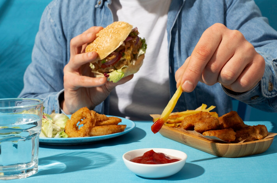 4 thói quen âm thầm đẩy nhanh lão hóa, nhiều người mắc mỗi ngày - Ảnh 1.