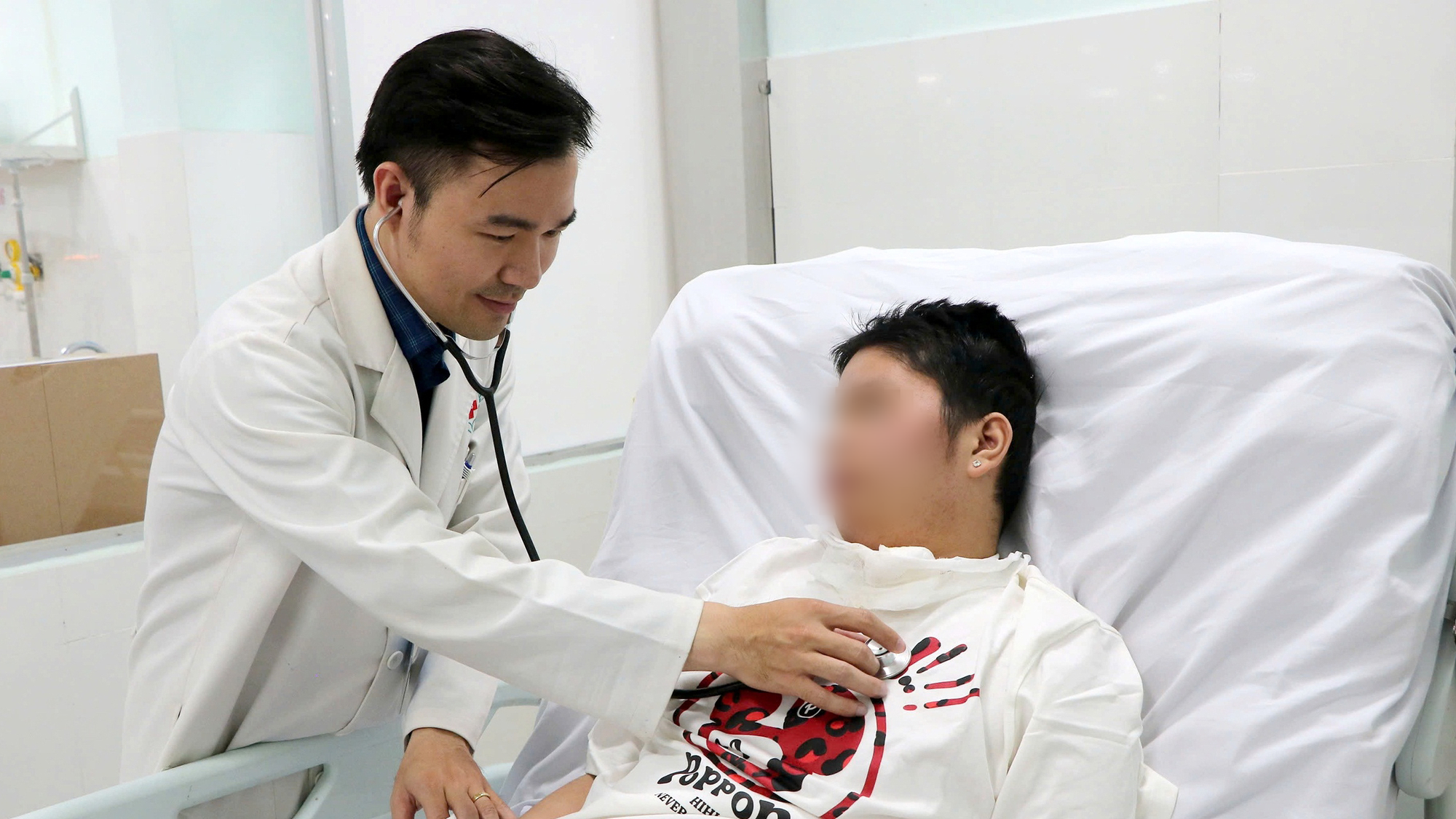 Nam thanh niên 18 tuổi hồi phục sau khi ngưng tim trong lúc chơi cầu lông