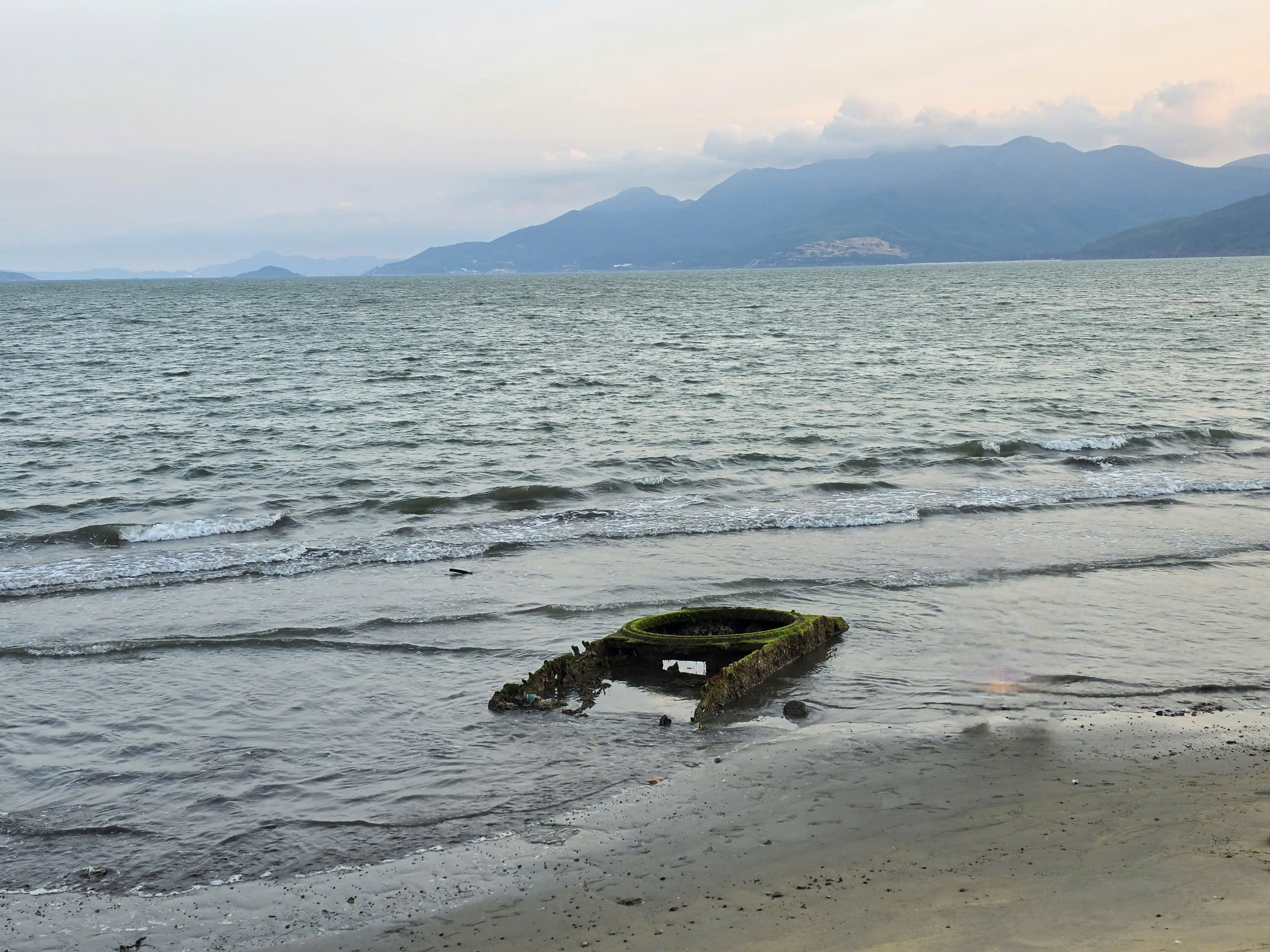 Xác Xe Tăng Bị Mất Tháp Pháo Nổi Lên Trên Bãi Biển Quy Nhơn