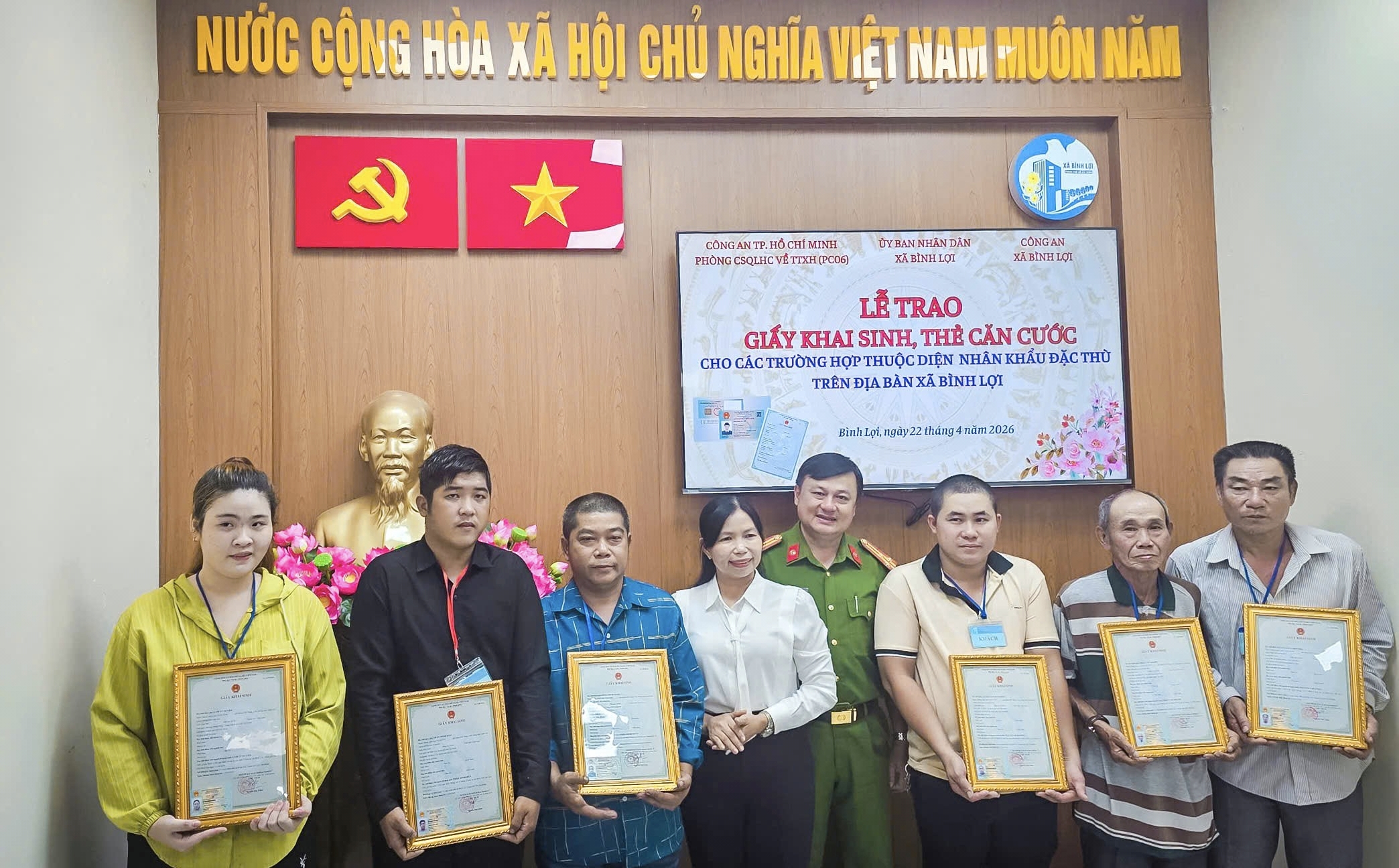 32 người thuộc diện nhân khẩu đặc thù tại xã Bình Lợi được cấp giấy khai sinh, thẻ căn cước - Ảnh 1.