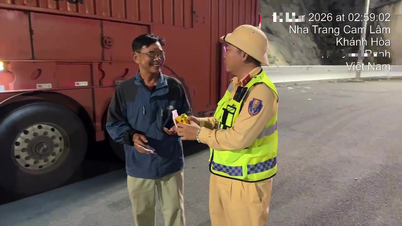 'Buồn ngủ, tài xế hãy ra khỏi cao tốc hoặc vào trạm dừng nghỉ rửa mặt, uống nước' - Ảnh 1.