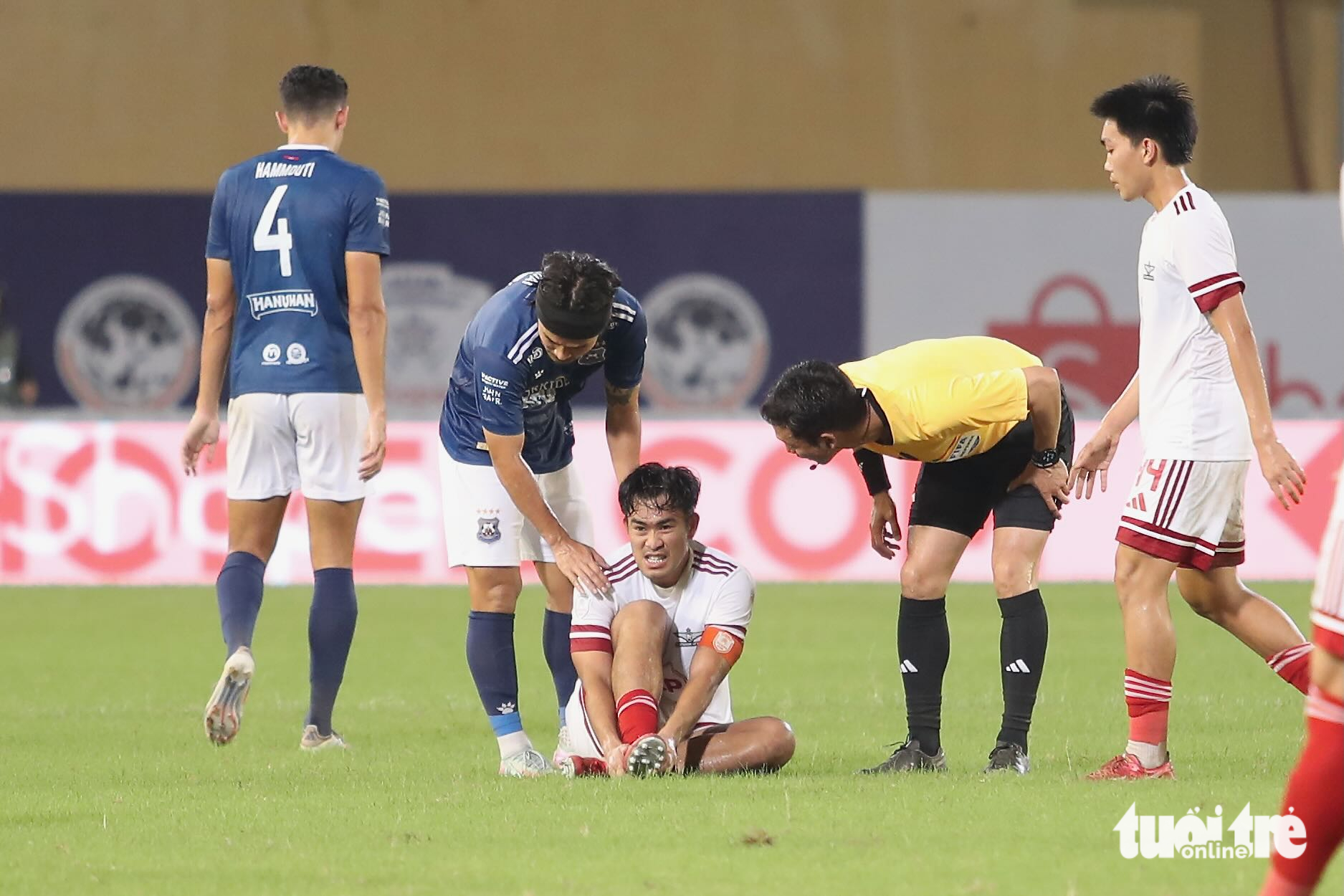 Cầu thủ Campuchia và Thái Lan nắm tay nhau sau trận đấu trên sân Hàng Đẫy - Ảnh 5.