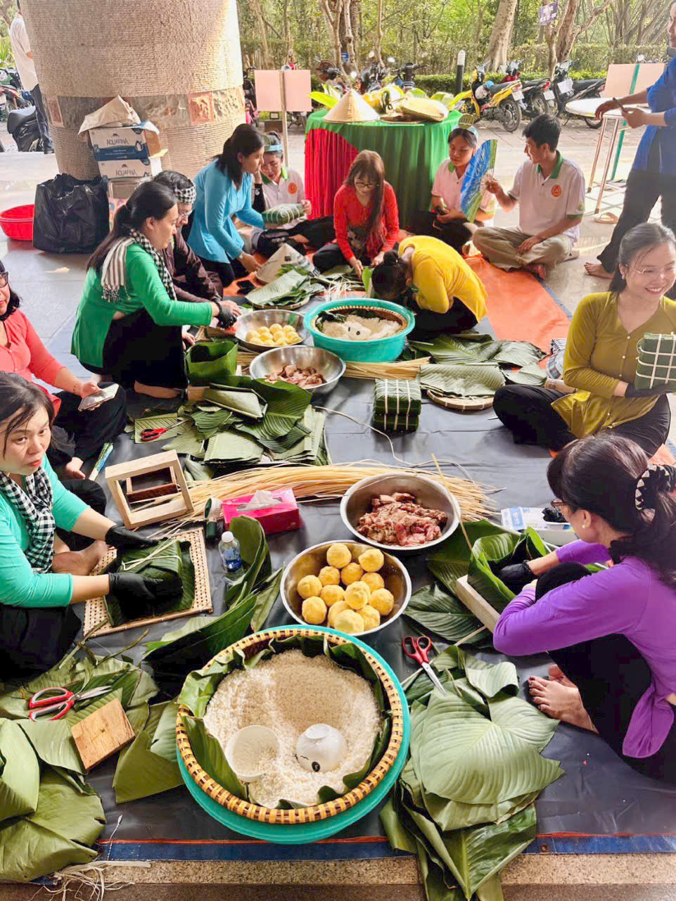 90 đội thi gói bánh chưng dâng Quốc Tổ Hùng Vương dịp giỗ Tổ - Ảnh 3.