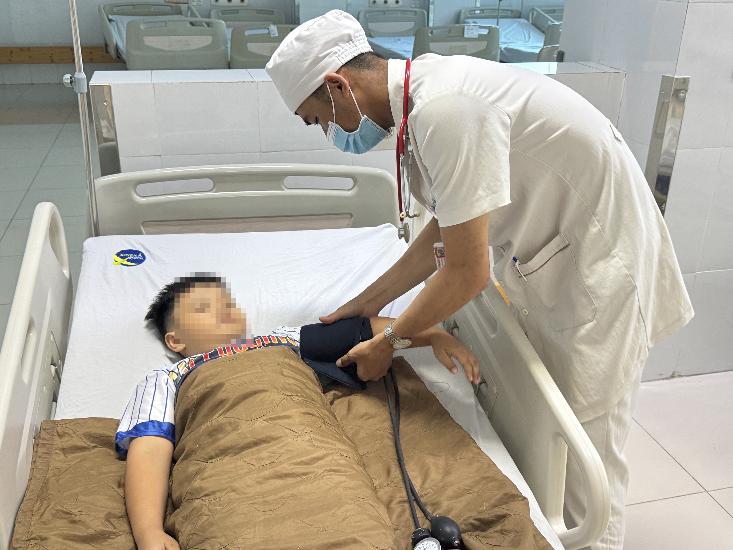 Hai bệnh nhi ngộ độc sau khi nuốt phải mủ hoa sứ - Ảnh 1.