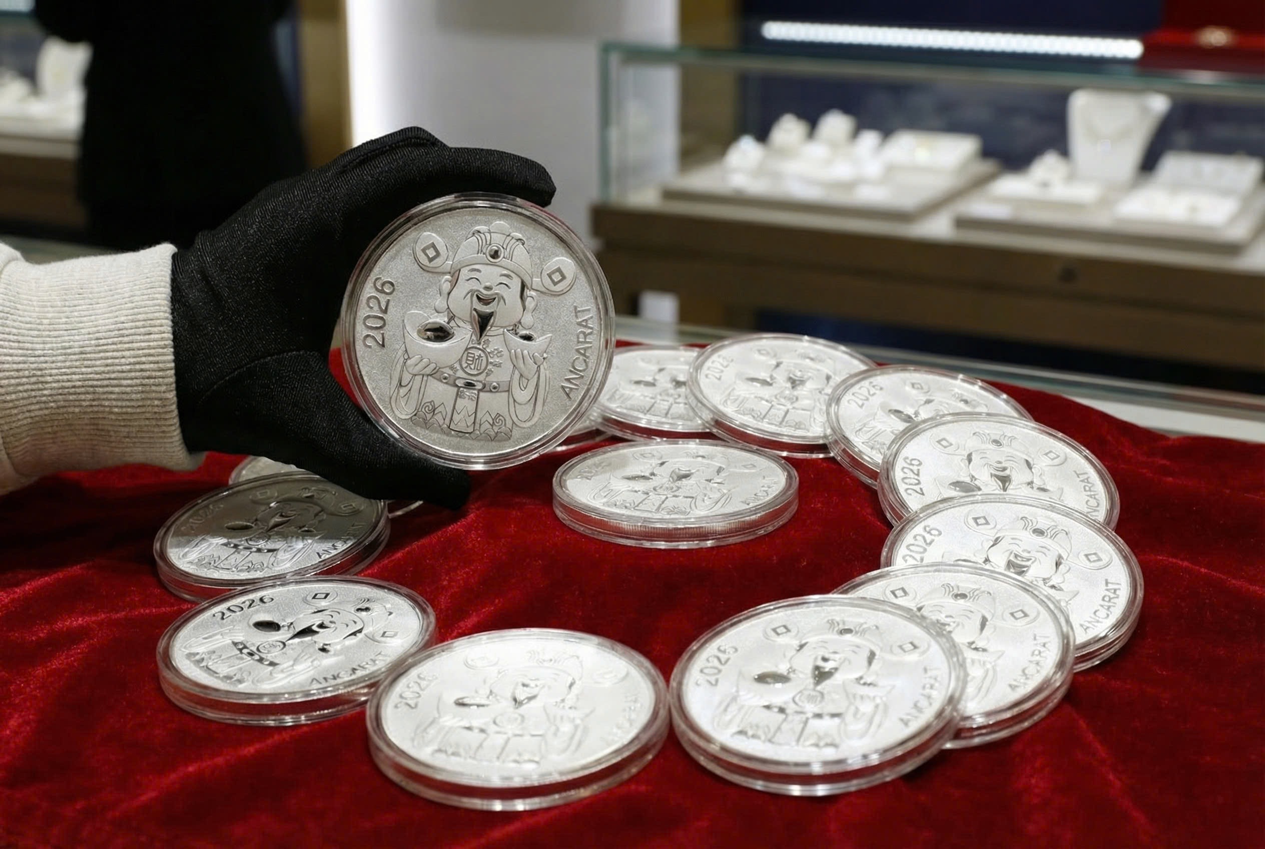 Giá vàng bật tăng trở lại sau tin ông Trump gia hạn lệnh ngừng bắn - Ảnh 2.