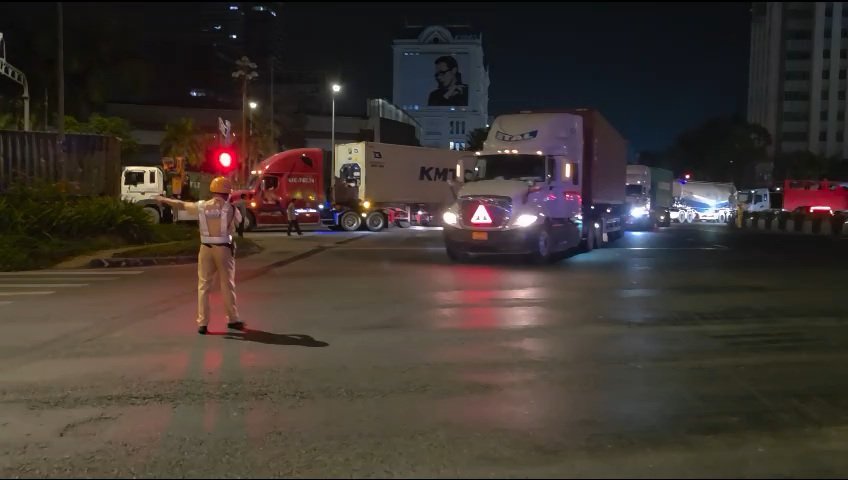 6 ô tô tông liên hoàn trên cầu Phú Mỹ, ùn tắc kéo dài đến 2h sáng - Ảnh 2.