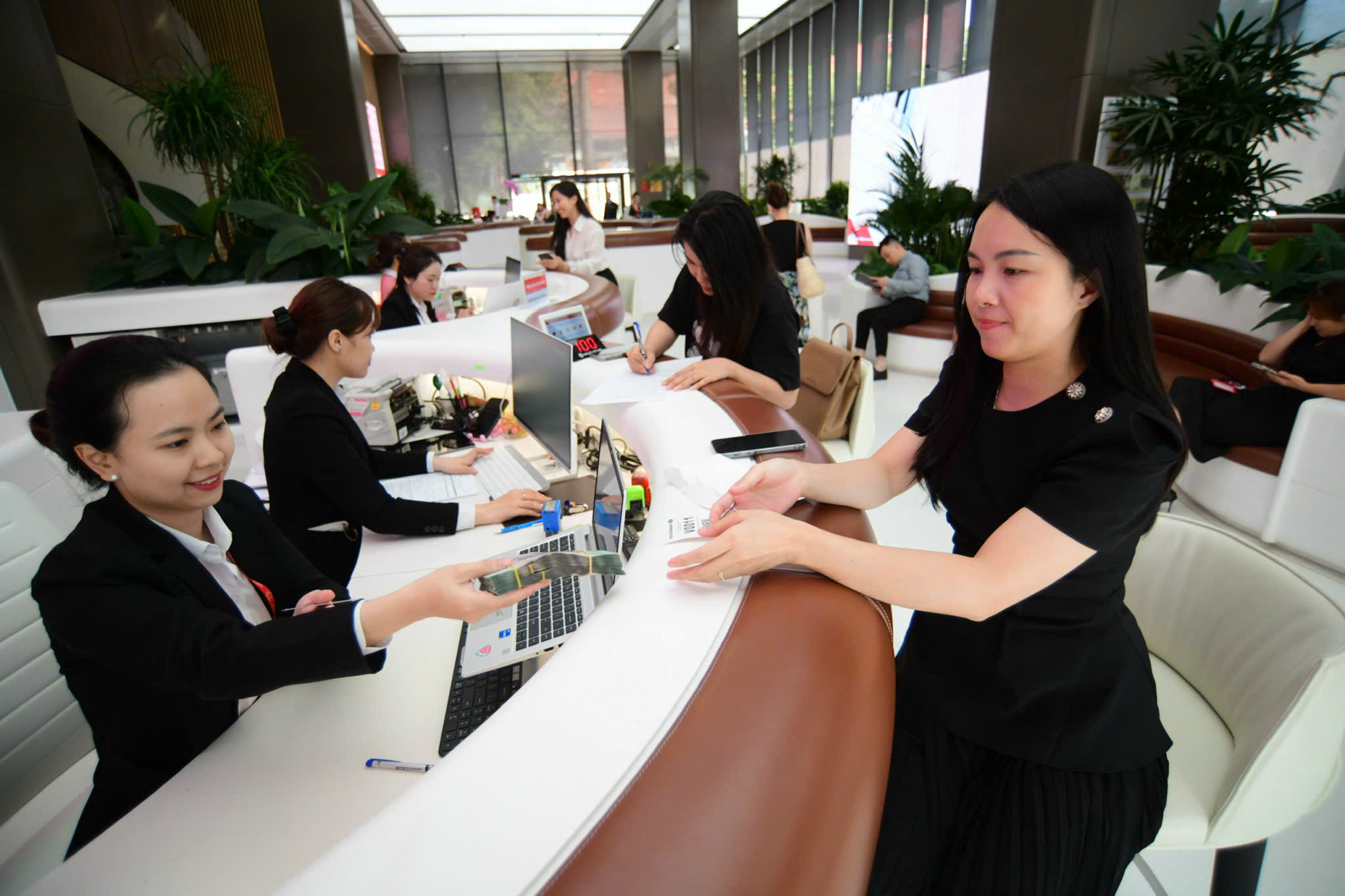 Quốc hội thảo luận về dự luật thuế và thông qua nhiều dự luật quan trọng