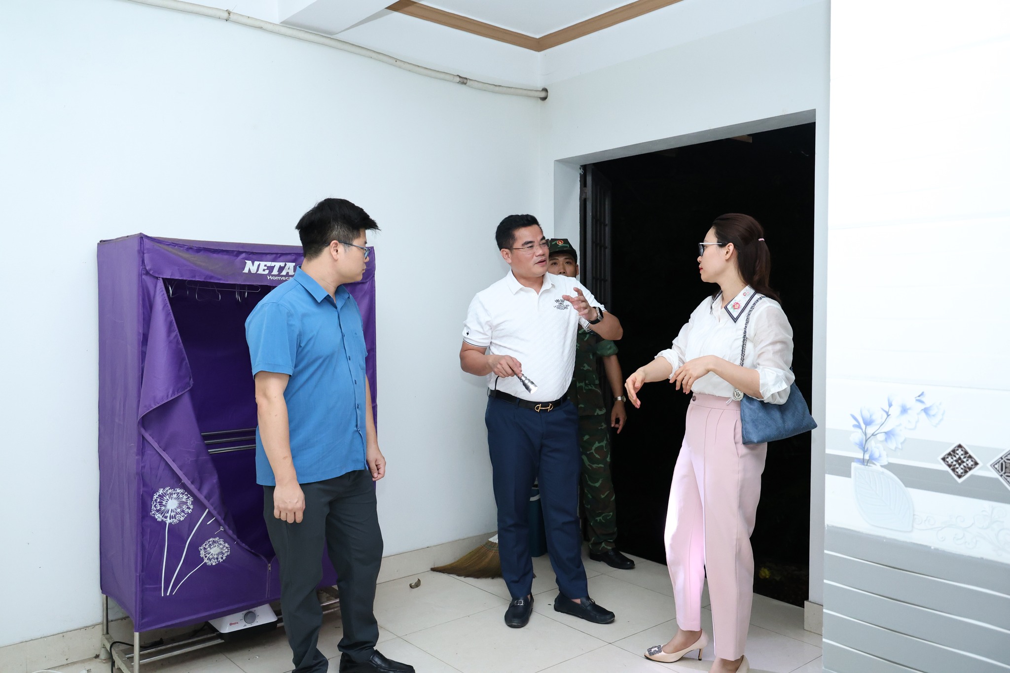 Sạt lở bờ kè sông Hồng khiến tường nhà nứt toác, 11 hộ dân di dời khẩn cấp - Ảnh 3.