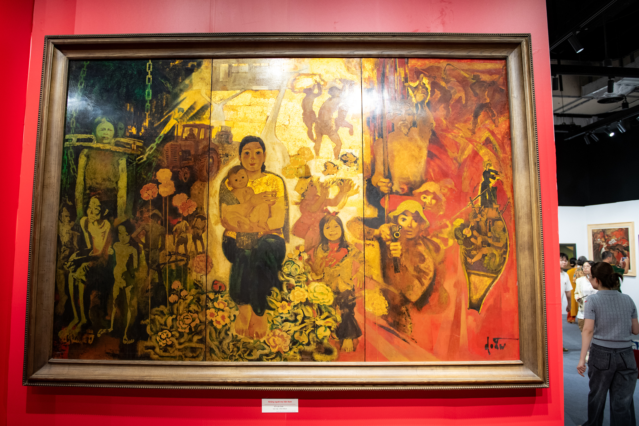 Xem tranh sơn mài về 'Quê hương và người chiến sĩ' dịp kỷ niệm 30-4 - Ảnh 6.