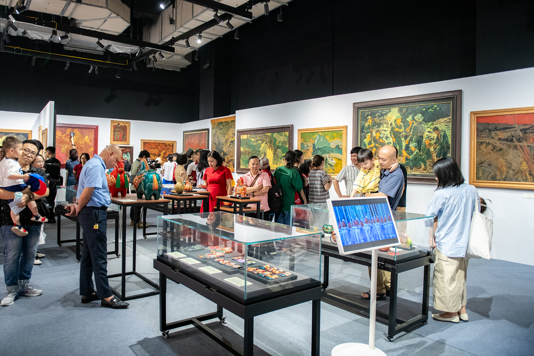 Xem tranh sơn mài về 'Quê hương và người chiến sĩ' dịp kỷ niệm 30-4 - Ảnh 4.