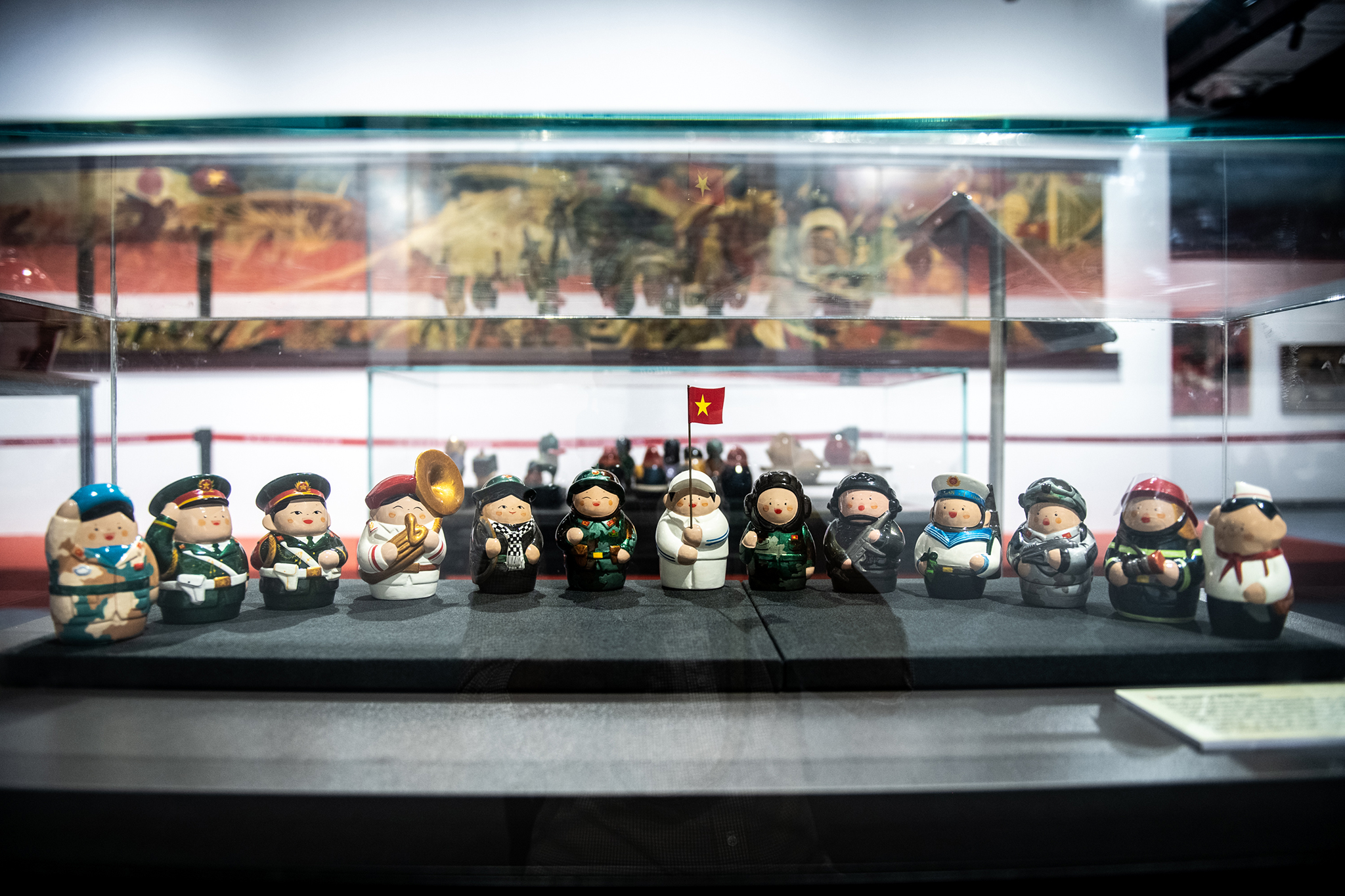 Xem tranh sơn mài về 'Quê hương và người chiến sĩ' dịp kỷ niệm 30-4 - Ảnh 7.