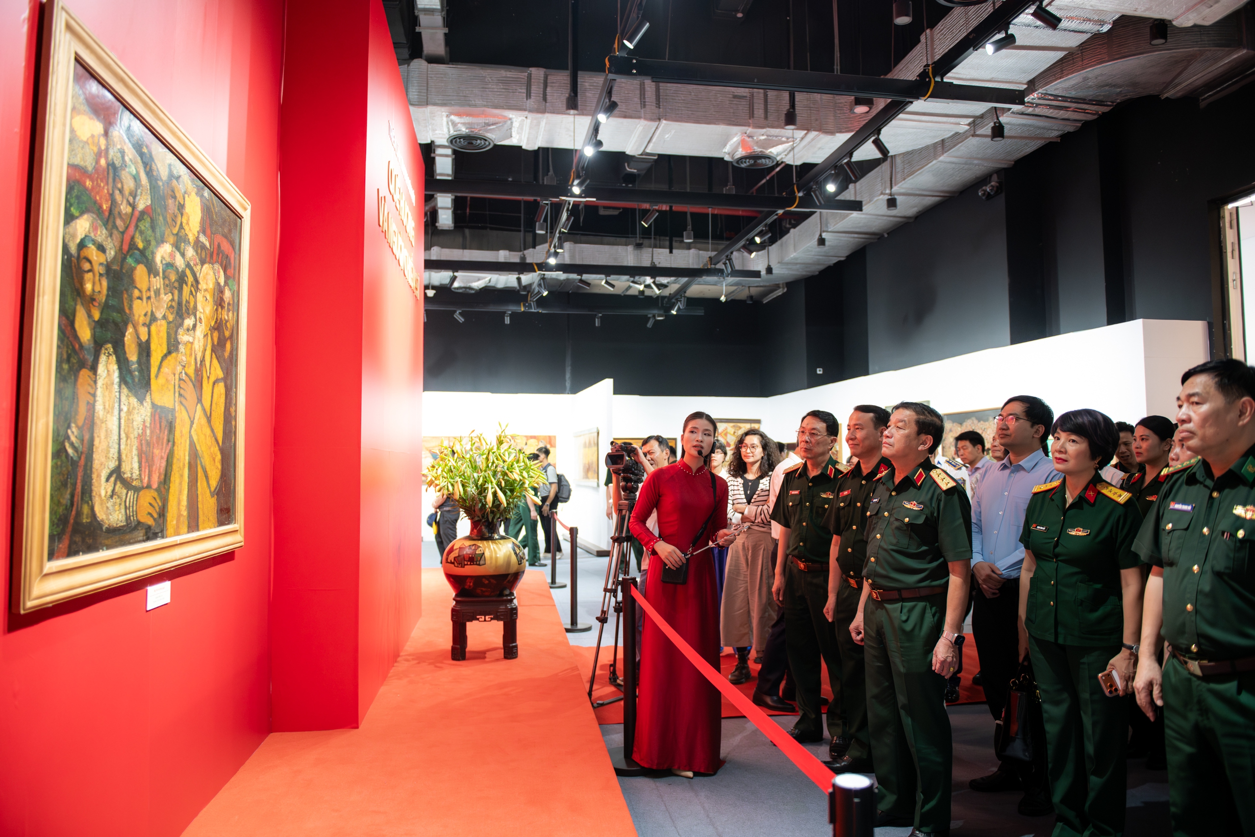 Xem tranh sơn mài về 'Quê hương và người chiến sĩ' dịp kỷ niệm 30-4 - Ảnh 1.