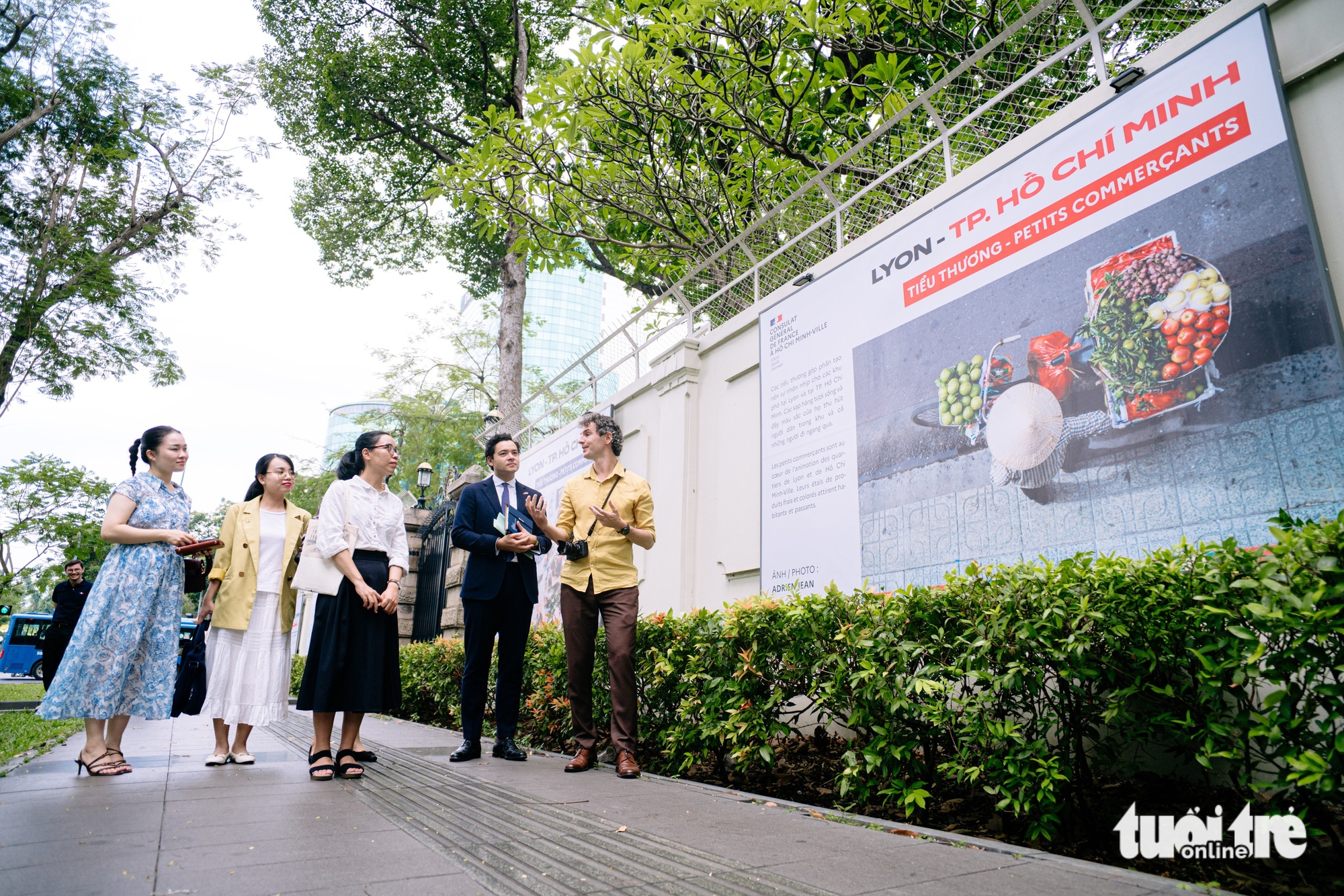 Photo exhibition celebrates Ho Chi Minh City-Lyon sisterhood- Ảnh 1.