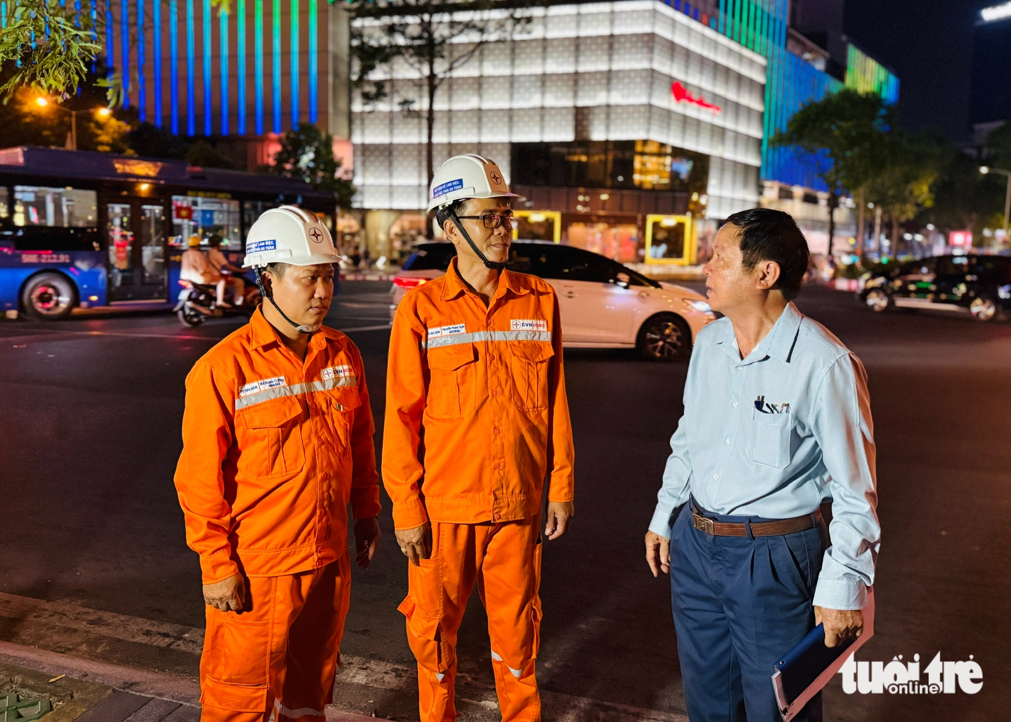 Nhiều doanh nghiệp tắt bảng quảng cáo khủng theo yêu cầu tiết kiệm điện - Ảnh 1.