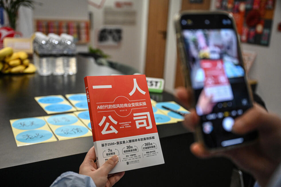 Young Chinese use AI to launch one-person firms over job anxiety- Ảnh 3.