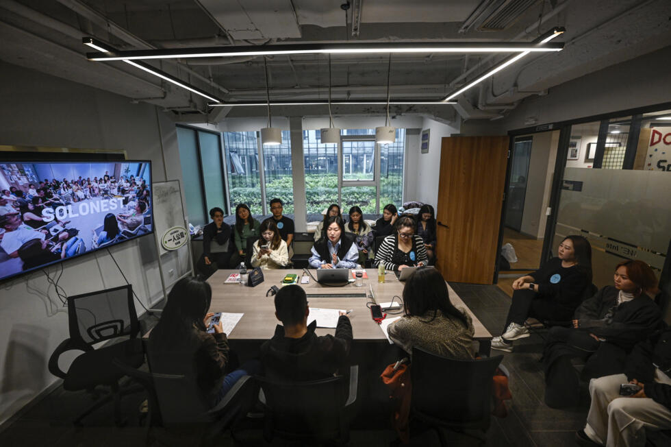 Young Chinese use AI to launch one-person firms over job anxiety- Ảnh 2.