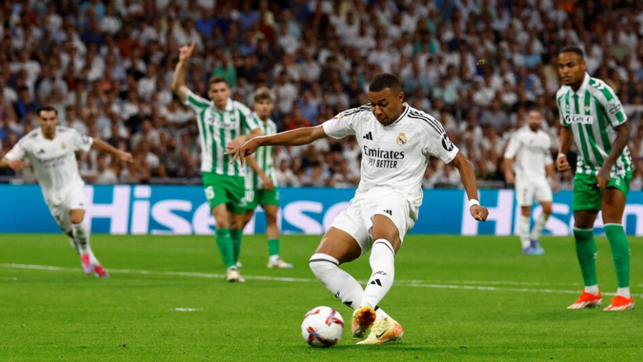 Paulo Gazzaniga trong đội hình Girona FC gặp Real Betis