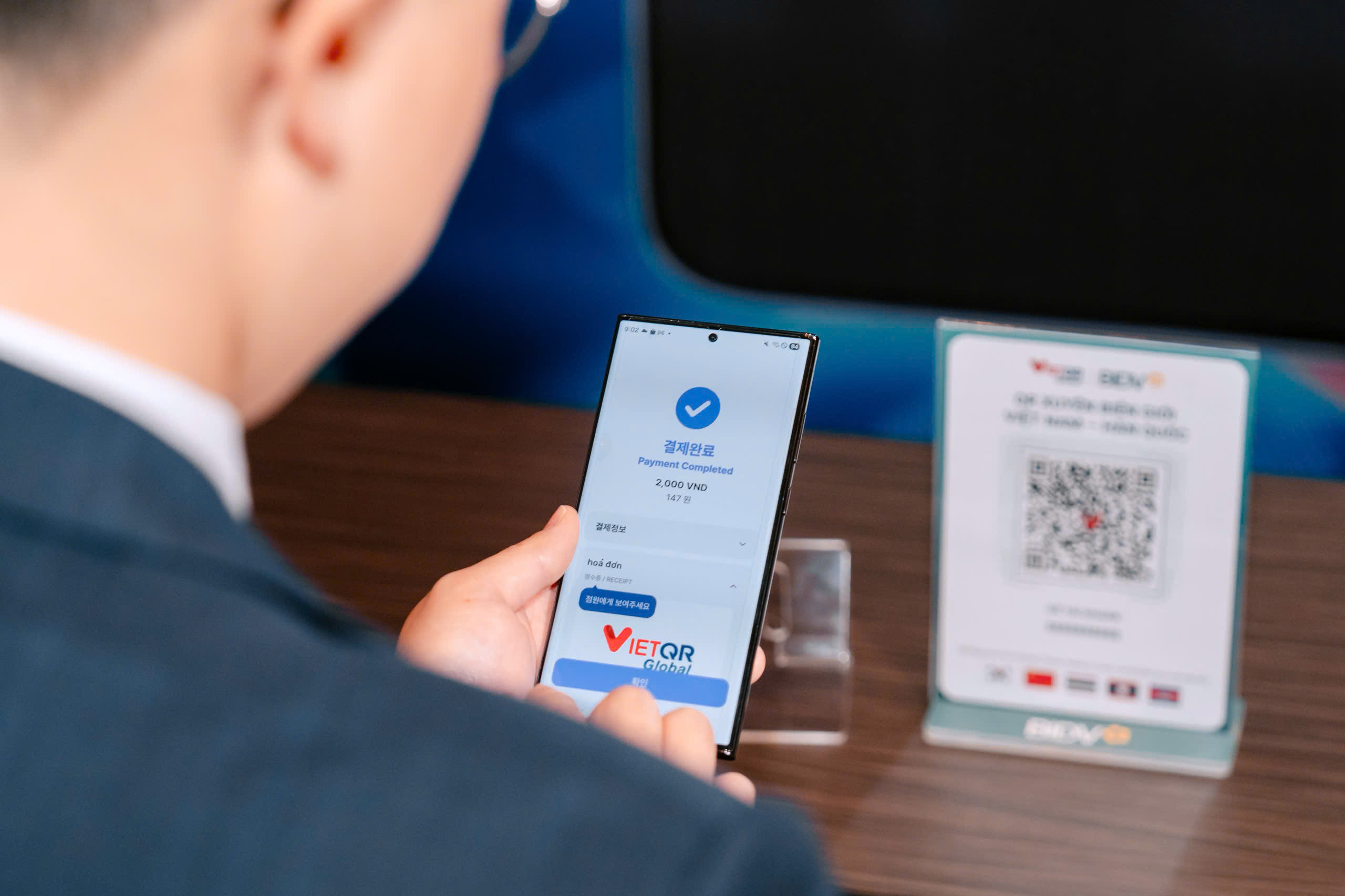 Du khách Hàn Quốc dễ dàng quét mã QR để thanh toán tại Việt Nam - Ảnh 2.