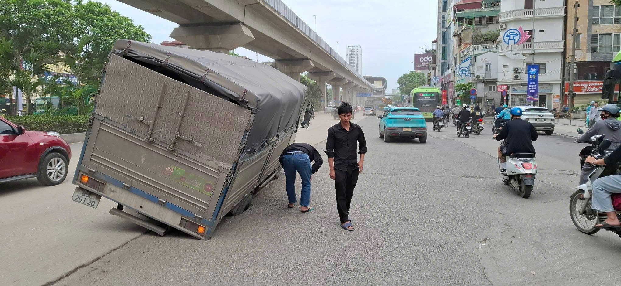 Xe tải sụp hố trên đường Nguyễn Trãi, đoạn vừa hoàn trả mặt bằng chống ngập - Ảnh 1.