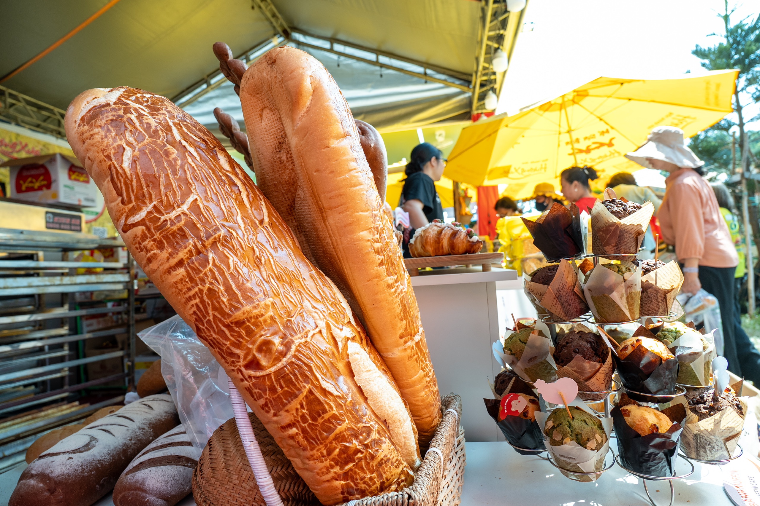 Khách ùn ùn đổ về Lễ hội bánh mì Việt Nam, doanh nghiệp nào cũng bán ra cả ngàn ổ - Ảnh 1.