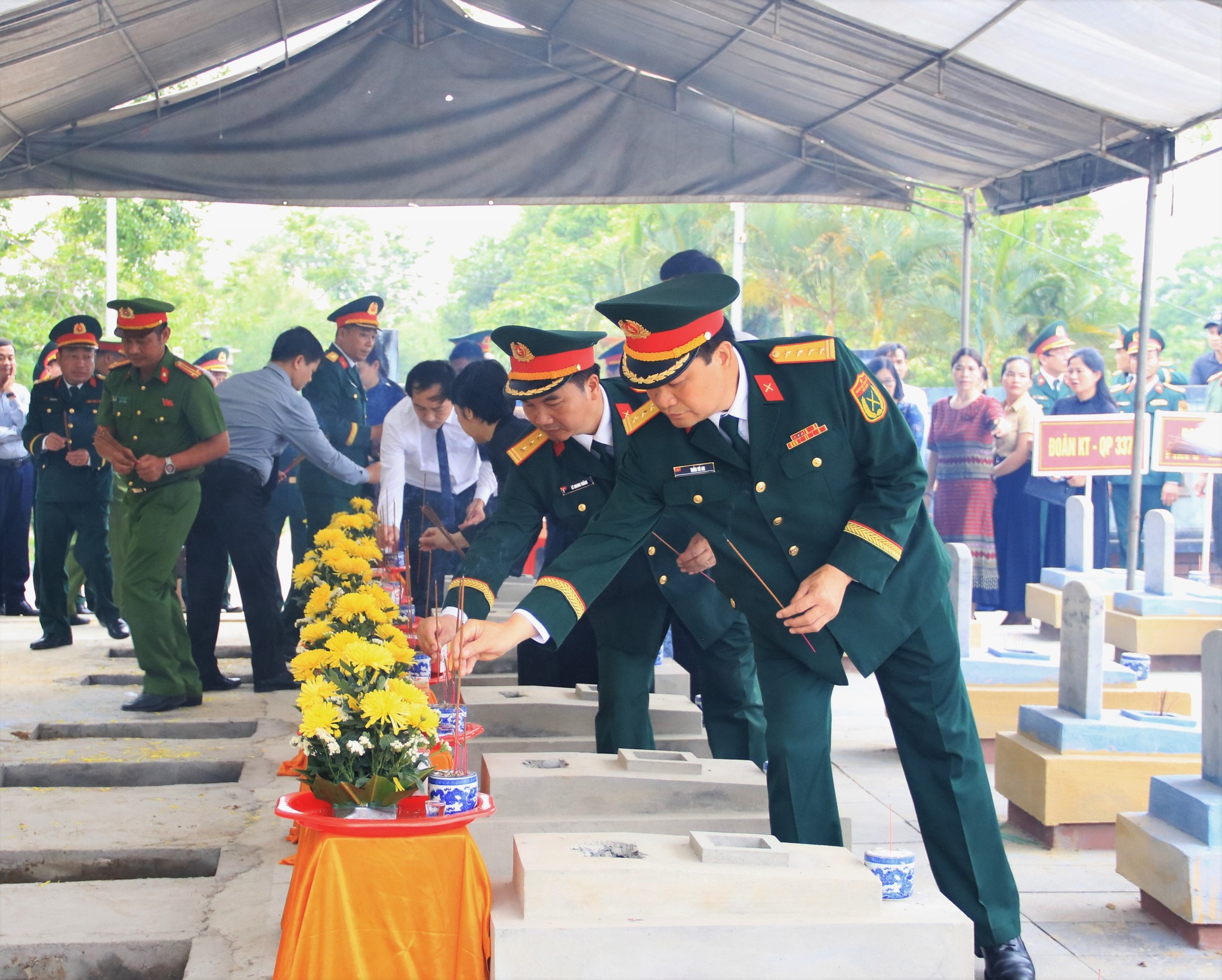 An táng 8 hài cốt liệt sĩ vừa quy tập ở biên giới Việt Nam - Lào - Ảnh 2.