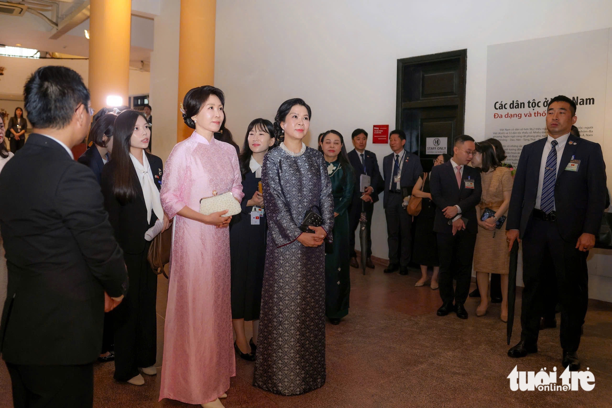 South Korean first lady wears Vietnamese ‘ao dai,’ joins cultural visit in Hanoi- Ảnh 4.