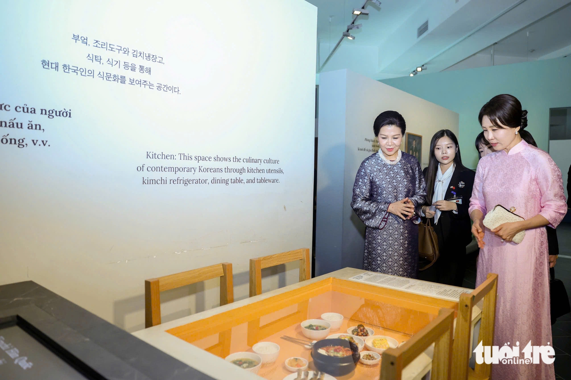 South Korean first lady wears Vietnamese ‘ao dai,’ joins cultural visit in Hanoi- Ảnh 6.