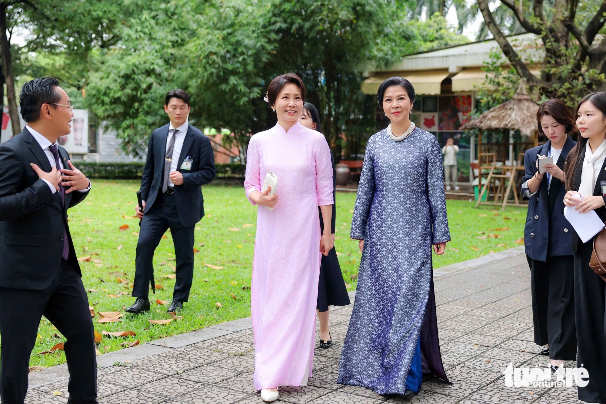 South Korean first lady wears Vietnamese ‘ao dai,’ joins cultural visit in Hanoi- Ảnh 7.