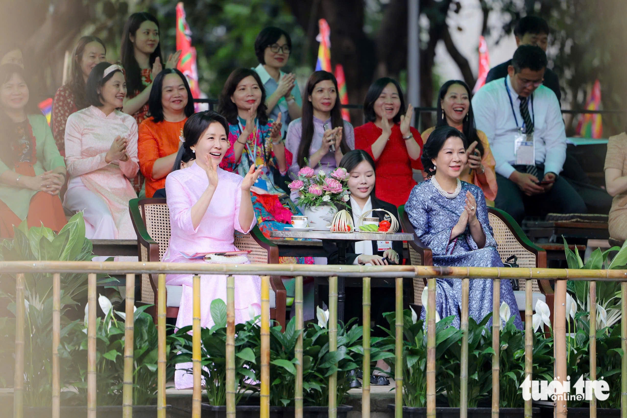 South Korean first lady wears Vietnamese ‘ao dai,’ joins cultural visit in Hanoi- Ảnh 8.