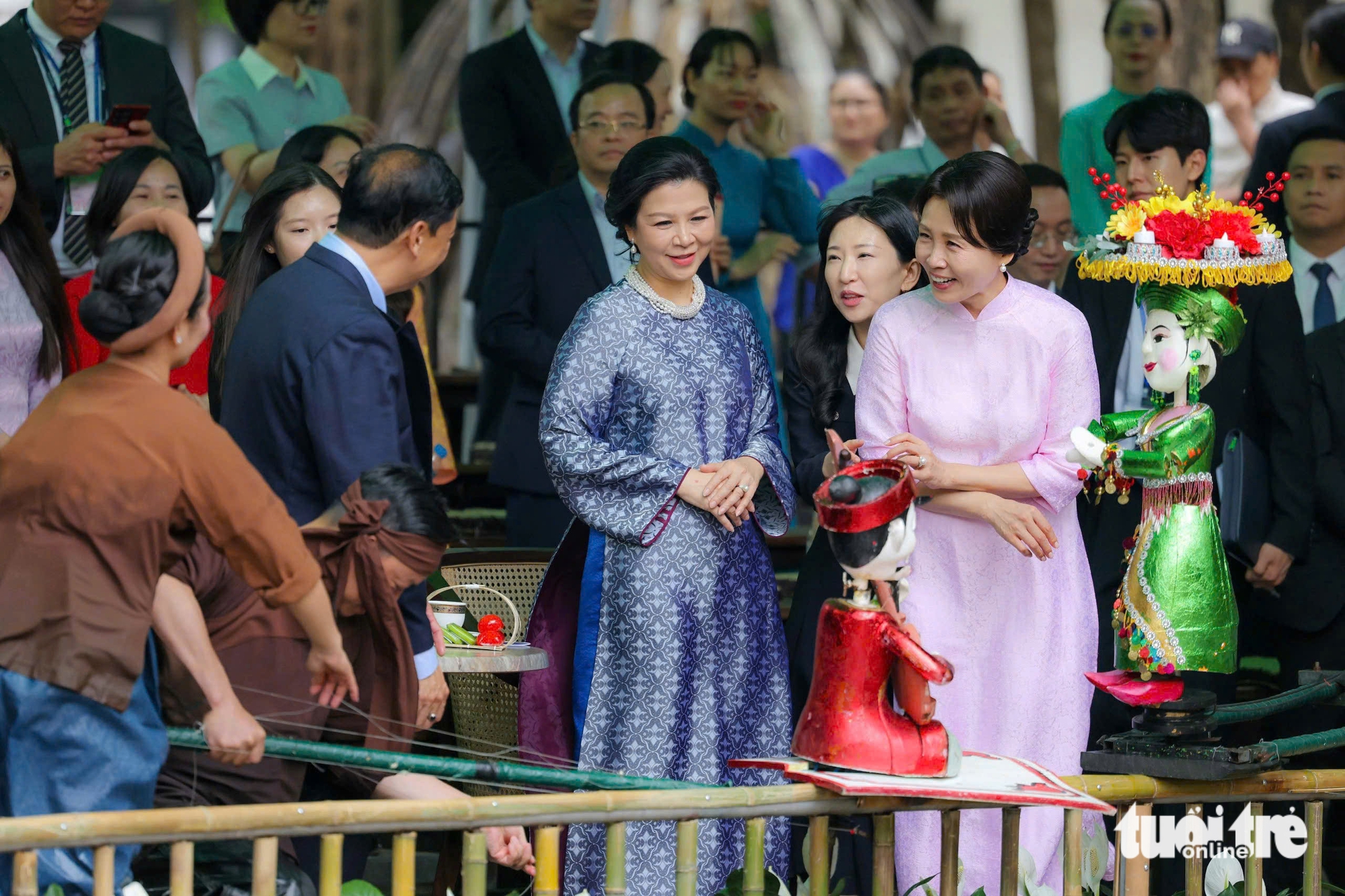 South Korean first lady wears Vietnamese ‘ao dai,’ joins cultural visit in Hanoi- Ảnh 12.
