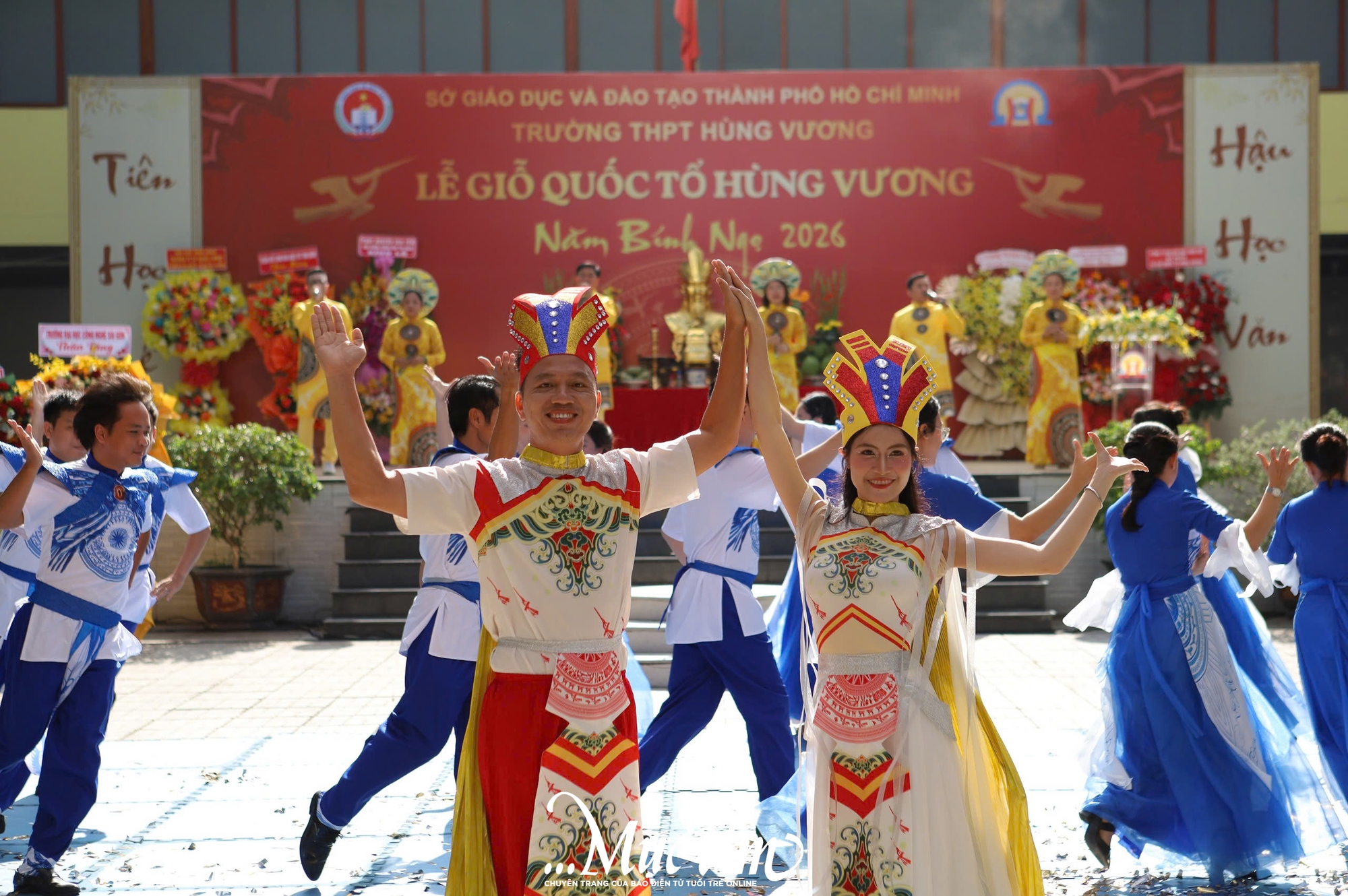 Học sinh Trường THPT Hùng Vương xem thầy cô kể chuyện cội nguồn trên sân khấu - Ảnh 1.