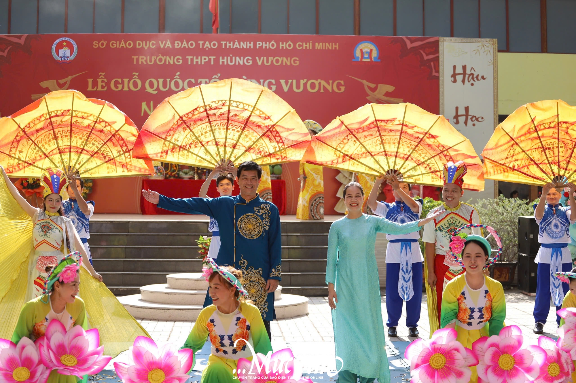 Học sinh Trường THPT Hùng Vương xem thầy cô kể chuyện cội nguồn trên sân khấu - Ảnh 3.