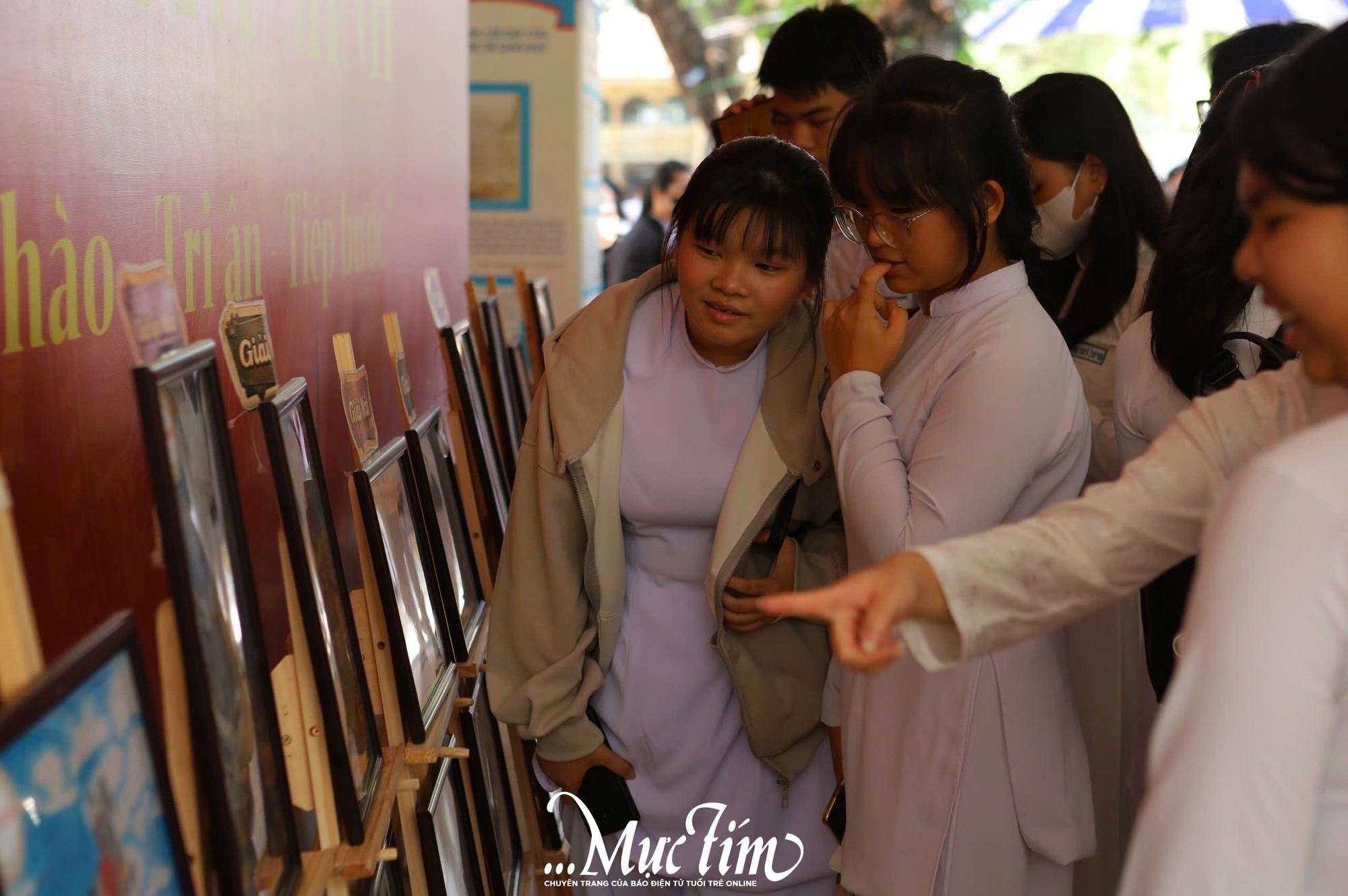 Học sinh Trường THPT Hùng Vương xem thầy cô kể chuyện cội nguồn trên sân khấu - Ảnh 4.