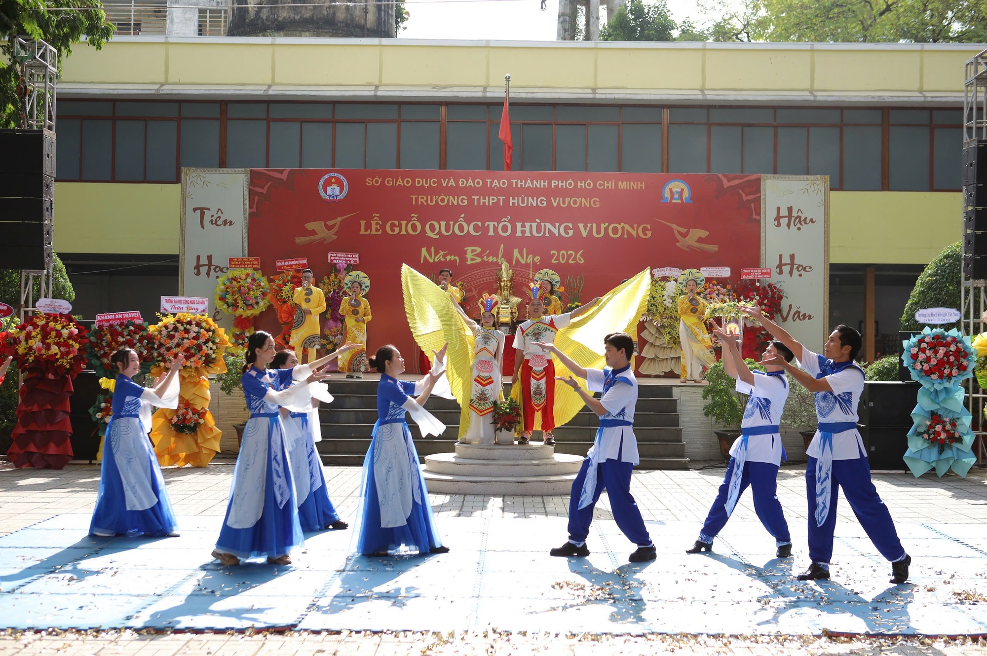 Học sinh Trường THPT Hùng Vương xem thầy cô kể chuyện cội nguồn trên sân khấu - Ảnh 11.